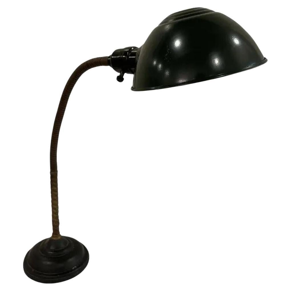 Lampe de bureau industrielle Art Deco avec abat-jour en forme de col de cygne Début 20ème siècle en vente