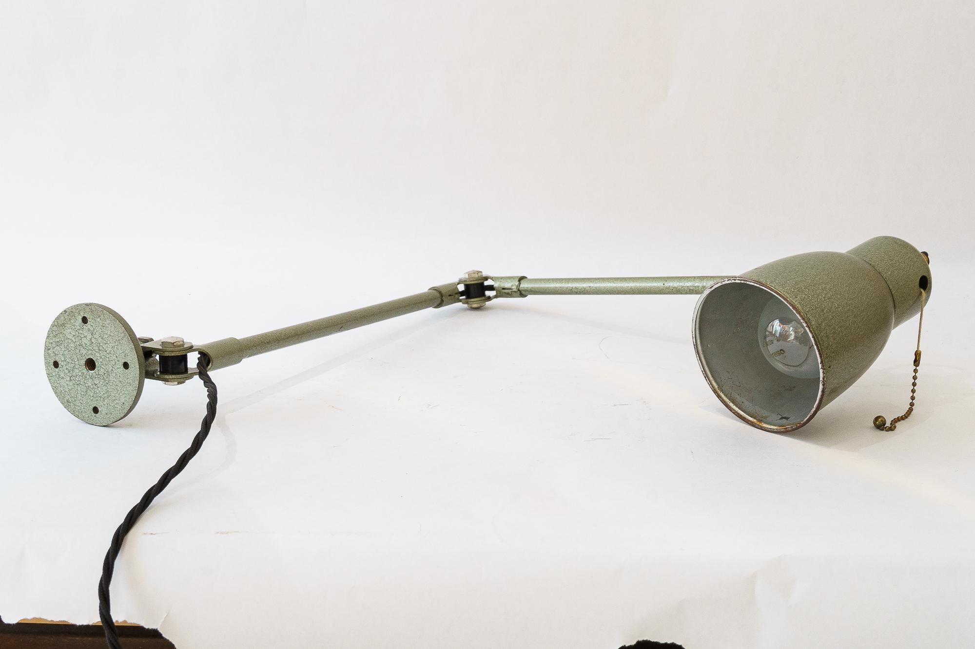 Industrielle Art Deco Lampe Wien um 1920
Tiefe von 20cm bis zu 81cm
Ursprünglicher Zustand
Neues Kabel