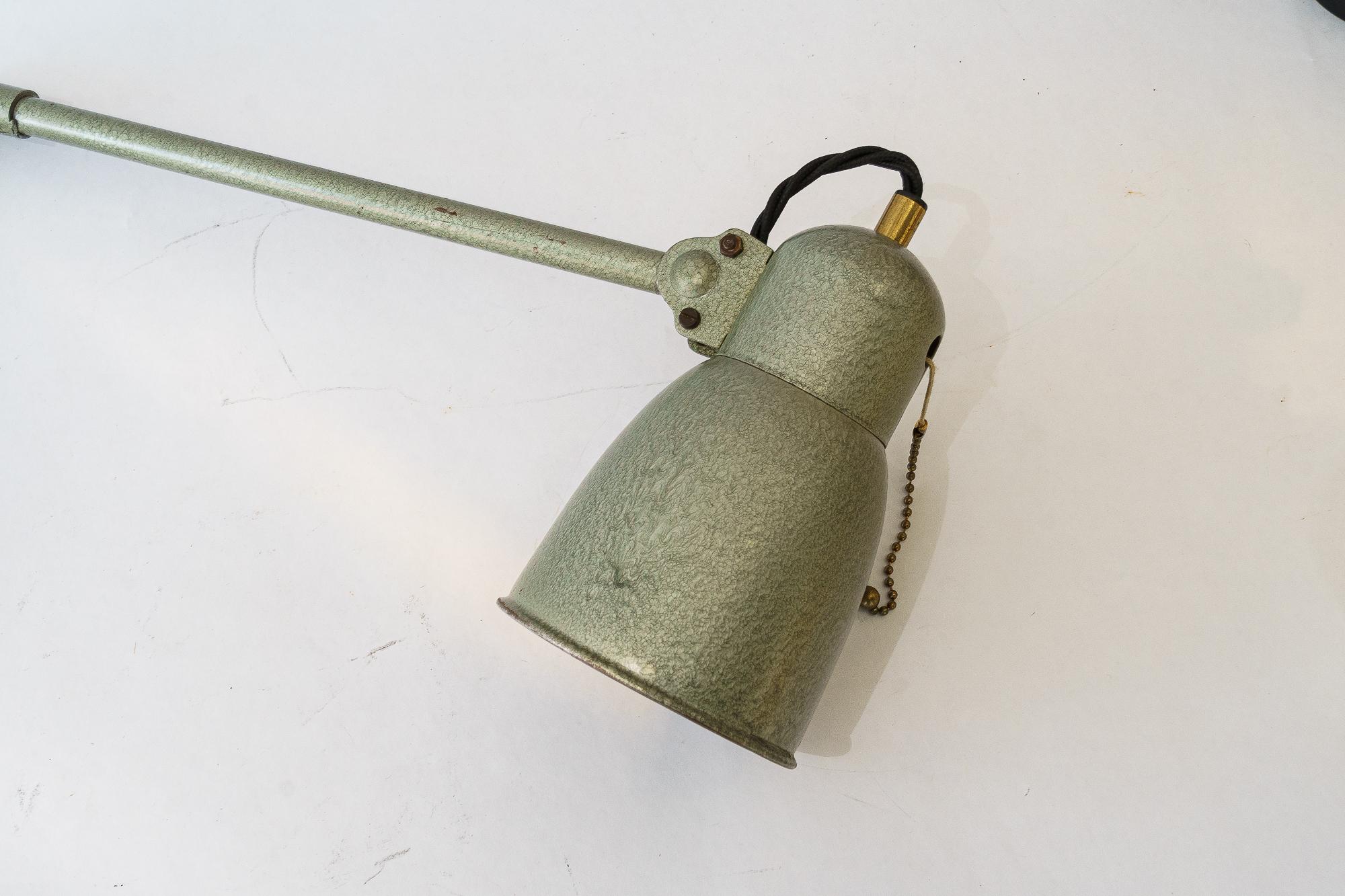 Industrielle Art Deco Lampe Wien um 1920 (Lackiert) im Angebot