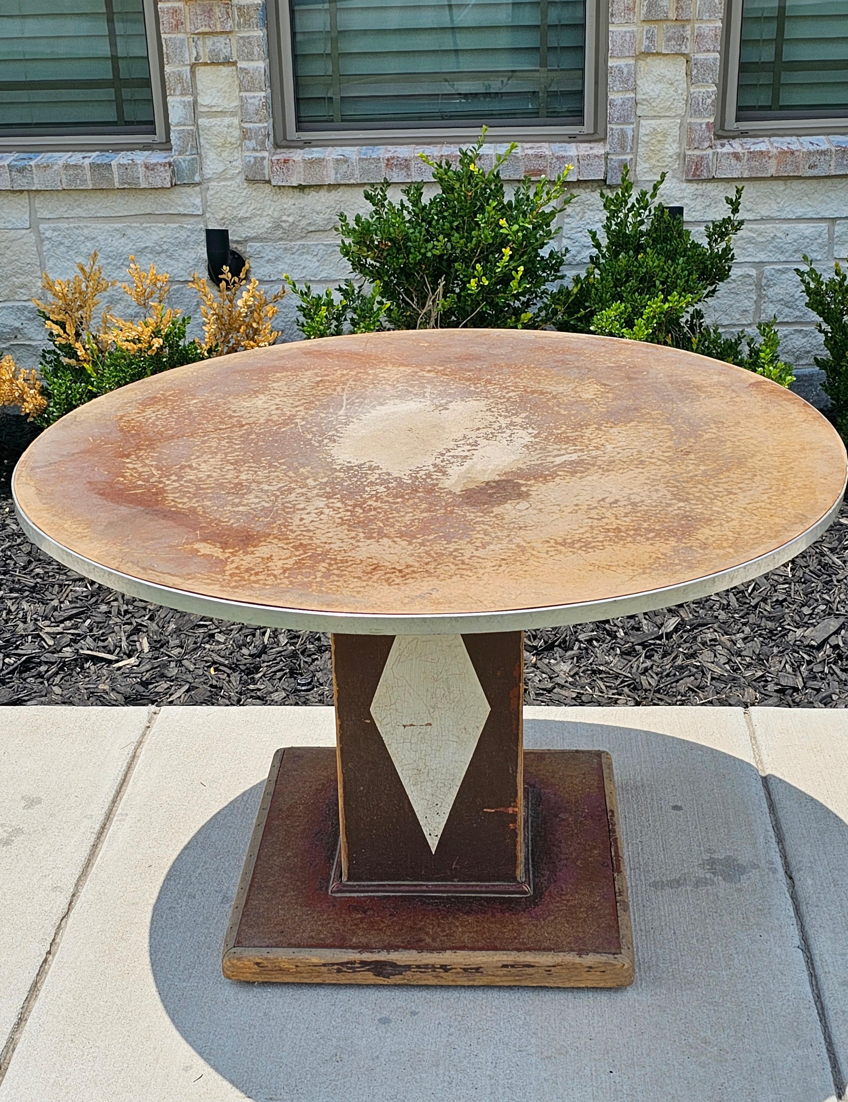 boutique round display table