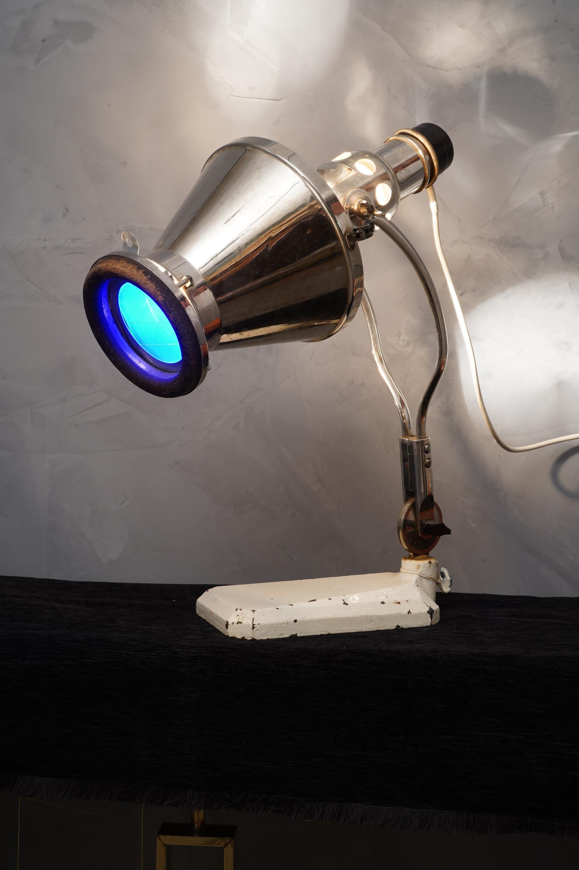 Lampada molto particolare dell'azienda Hanau in Germania, in stile industriale. Semplice ma ben articolata, la lampada è un vero e proprio oggetto di design.

La lampada è composta da una serie di pezzi di metalli diversi. Una base in metallo