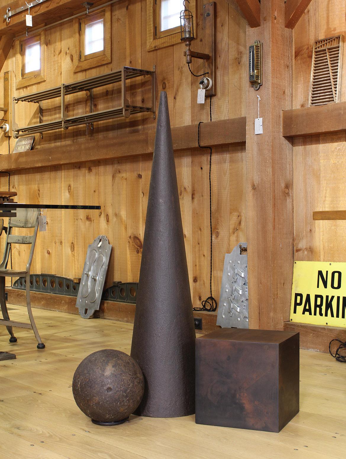 Industrielle Kunst-Skulptur 101, Würfel, Kugel, Kegel im Zustand „Starke Gebrauchsspuren“ in Oakville, CT