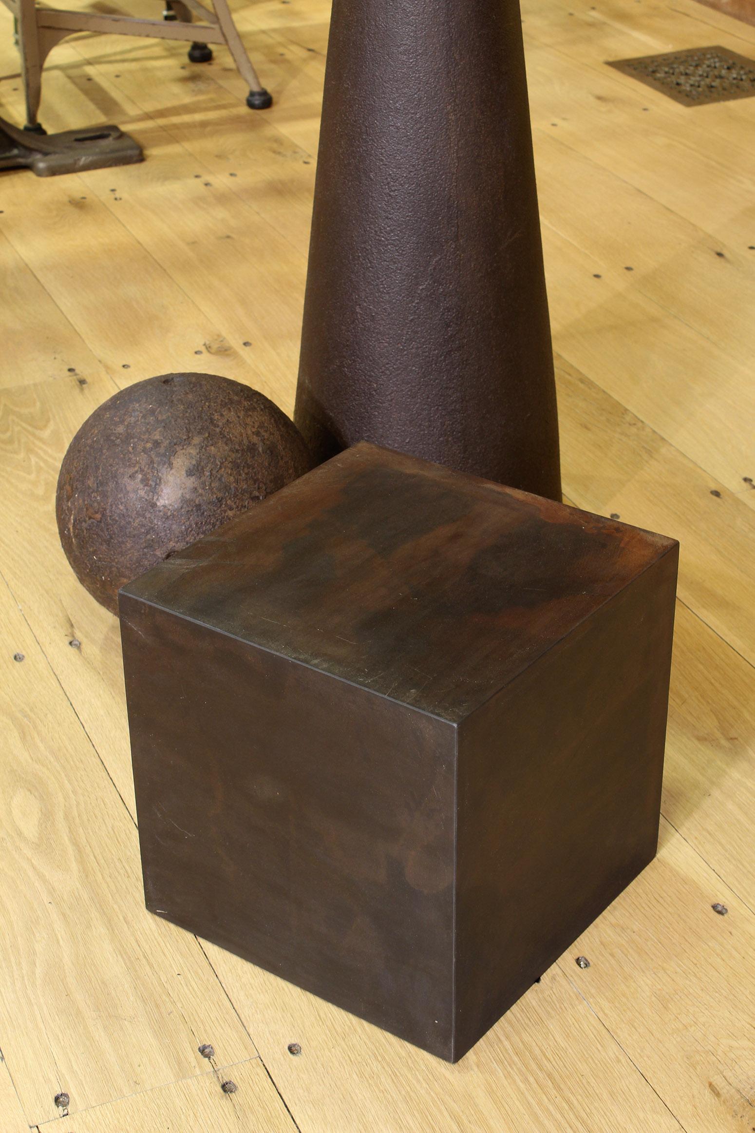 Industrielle Kunst-Skulptur 101, Würfel, Kugel, Kegel 2