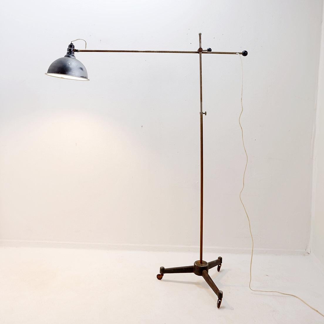 Industrial Articulating Floor Lamp - Circa 1930s en vente 8