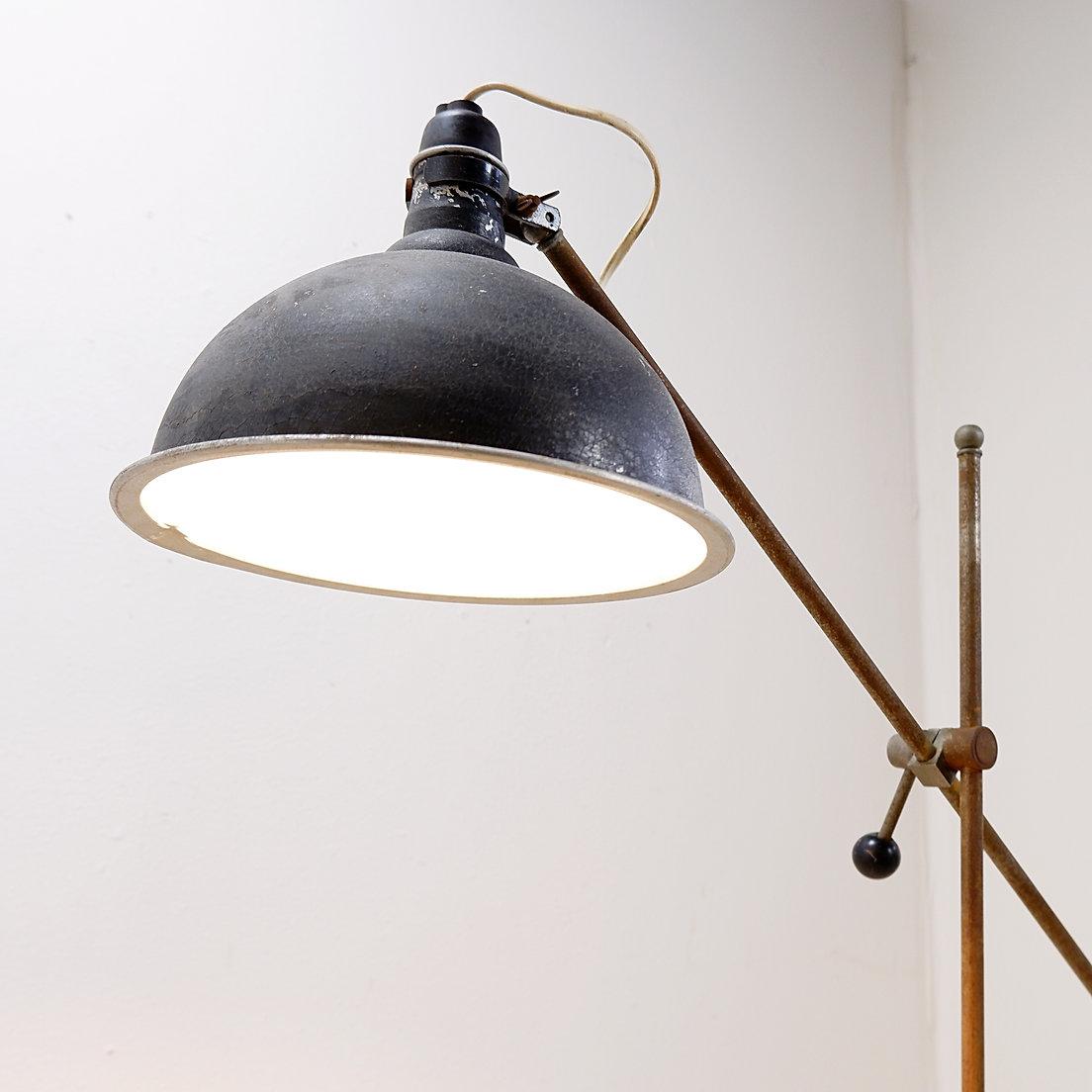 Industrial Articulating Floor Lamp - Circa 1930s État moyen - En vente à Linkebeek, BE
