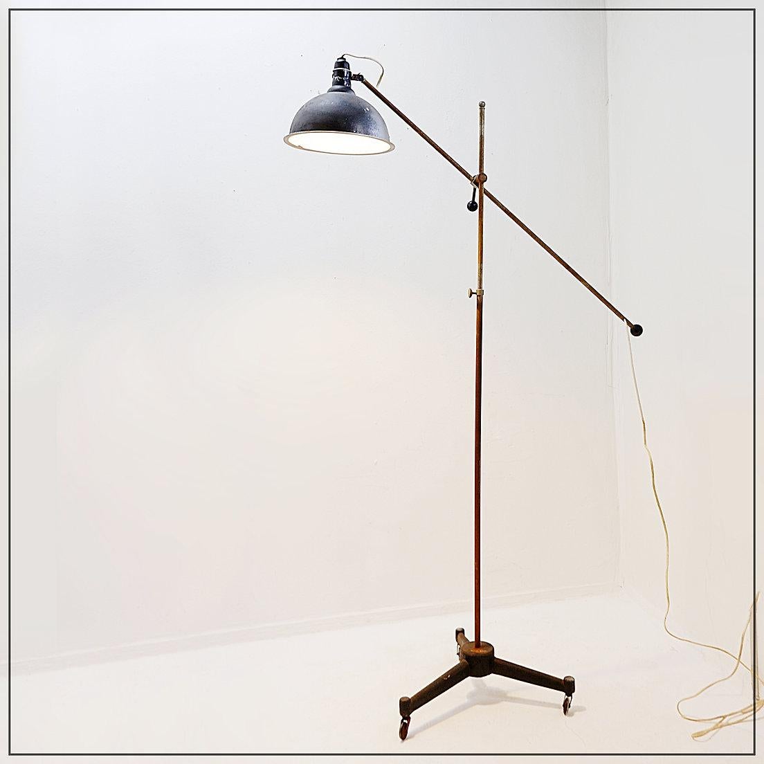 Métal Industrial Articulating Floor Lamp - Circa 1930s en vente