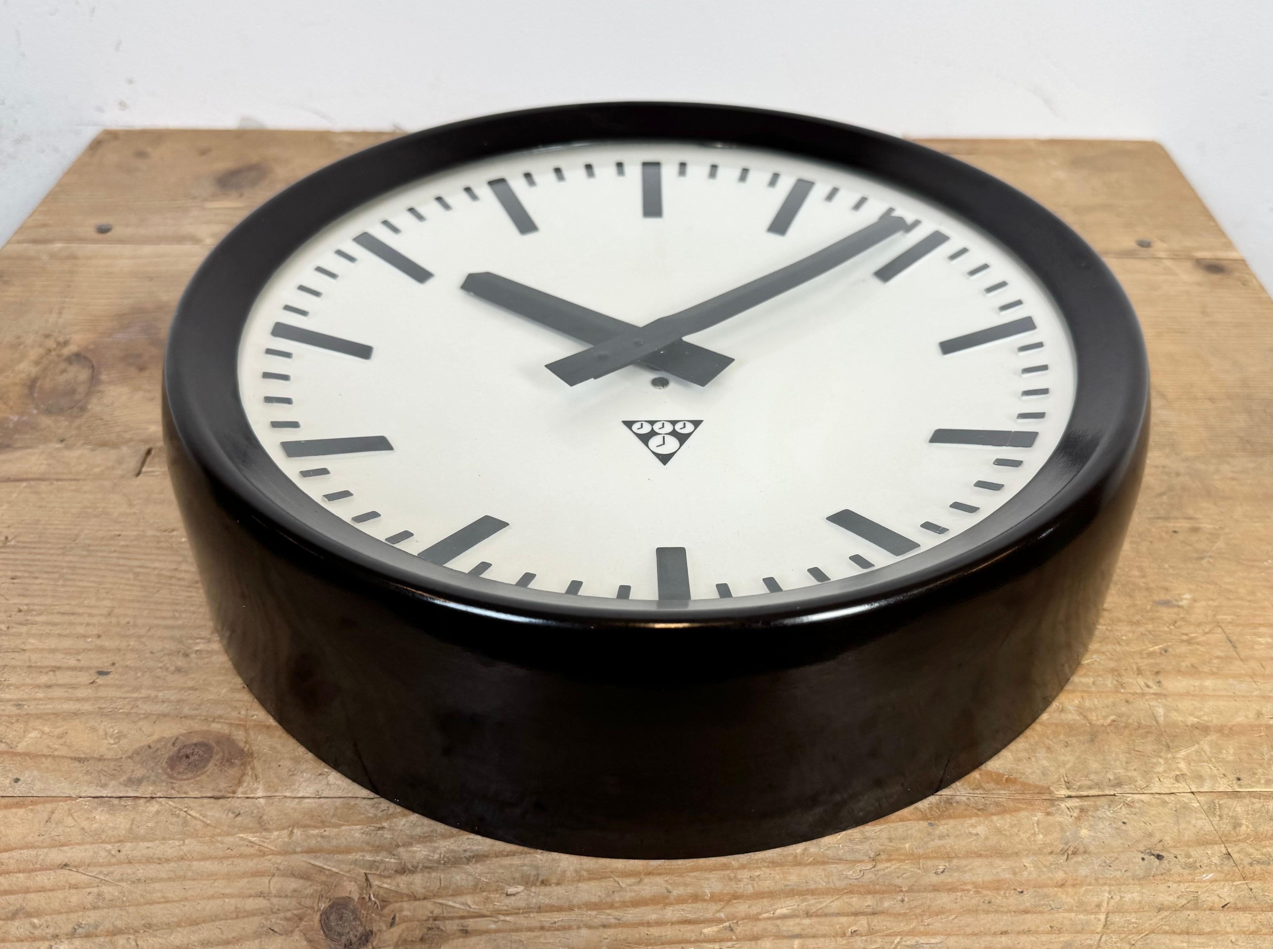 Horloge murale d'usine industrielle en bakélite de Pragotron, années 1960 en vente 3