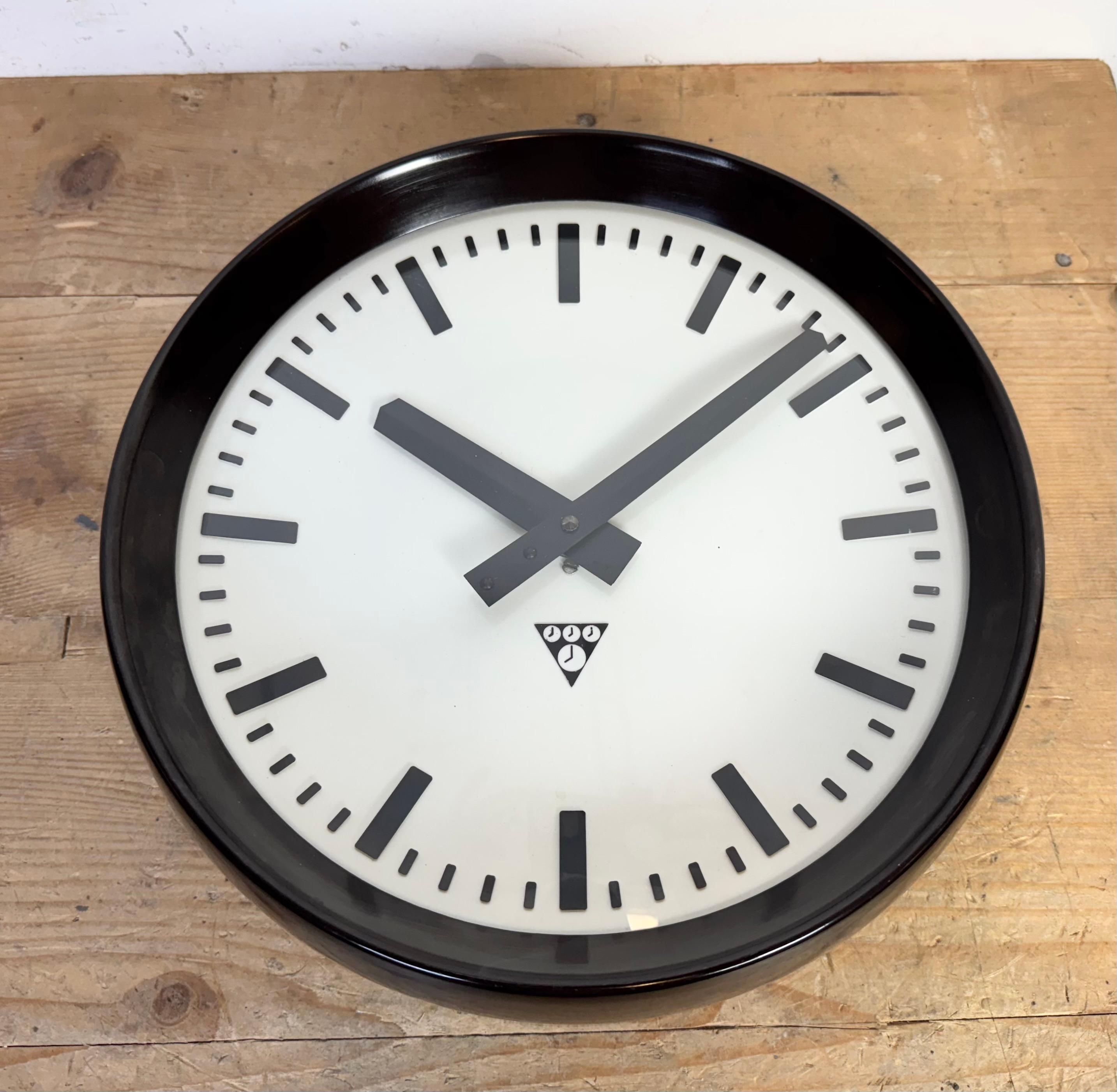 Industrial Bakelite Factory Wall Clock from Pragotron, 1960s For Sale 4