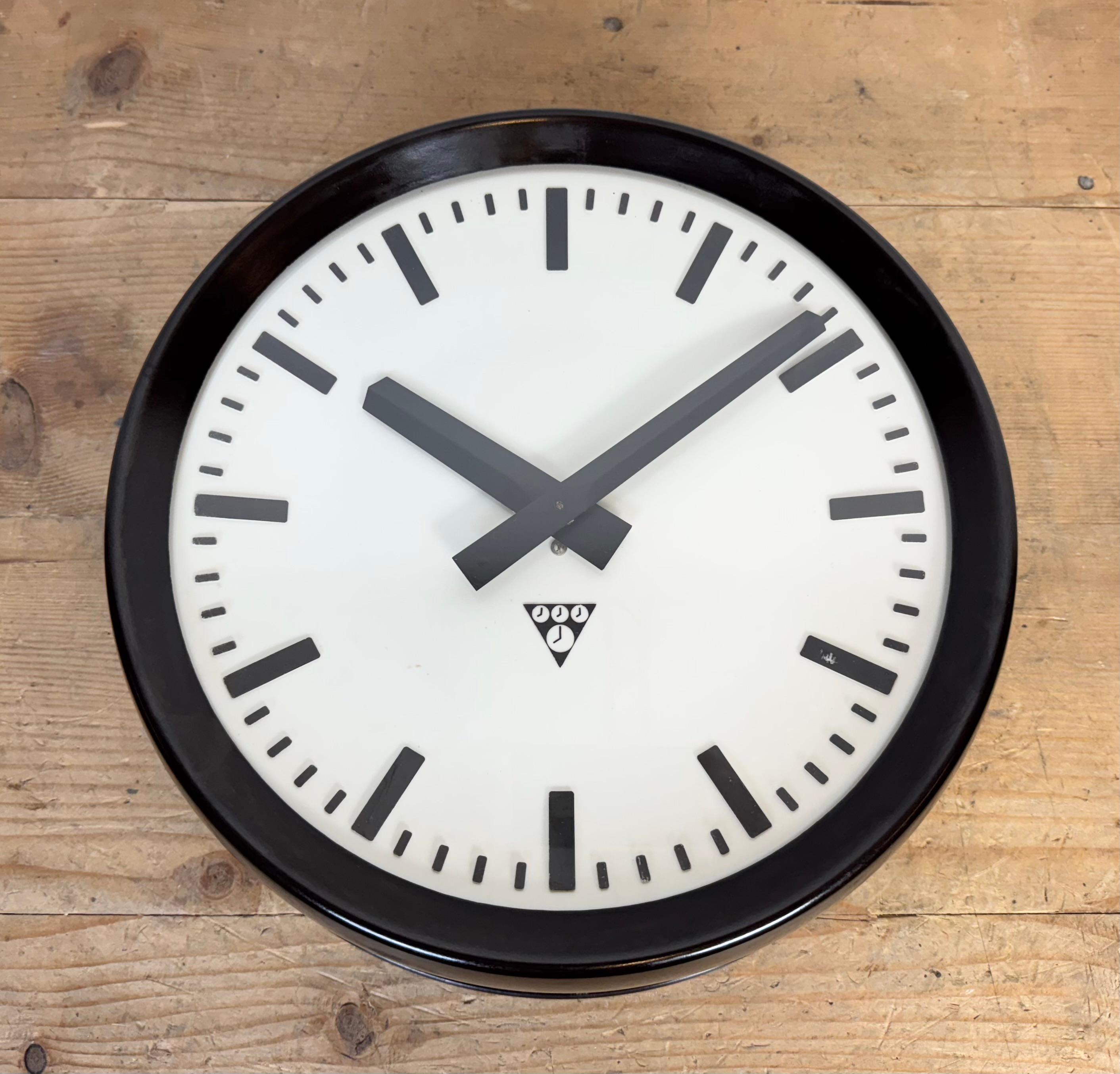 Industrial Bakelite Factory Wall Clock from Pragotron, 1960s For Sale 4
