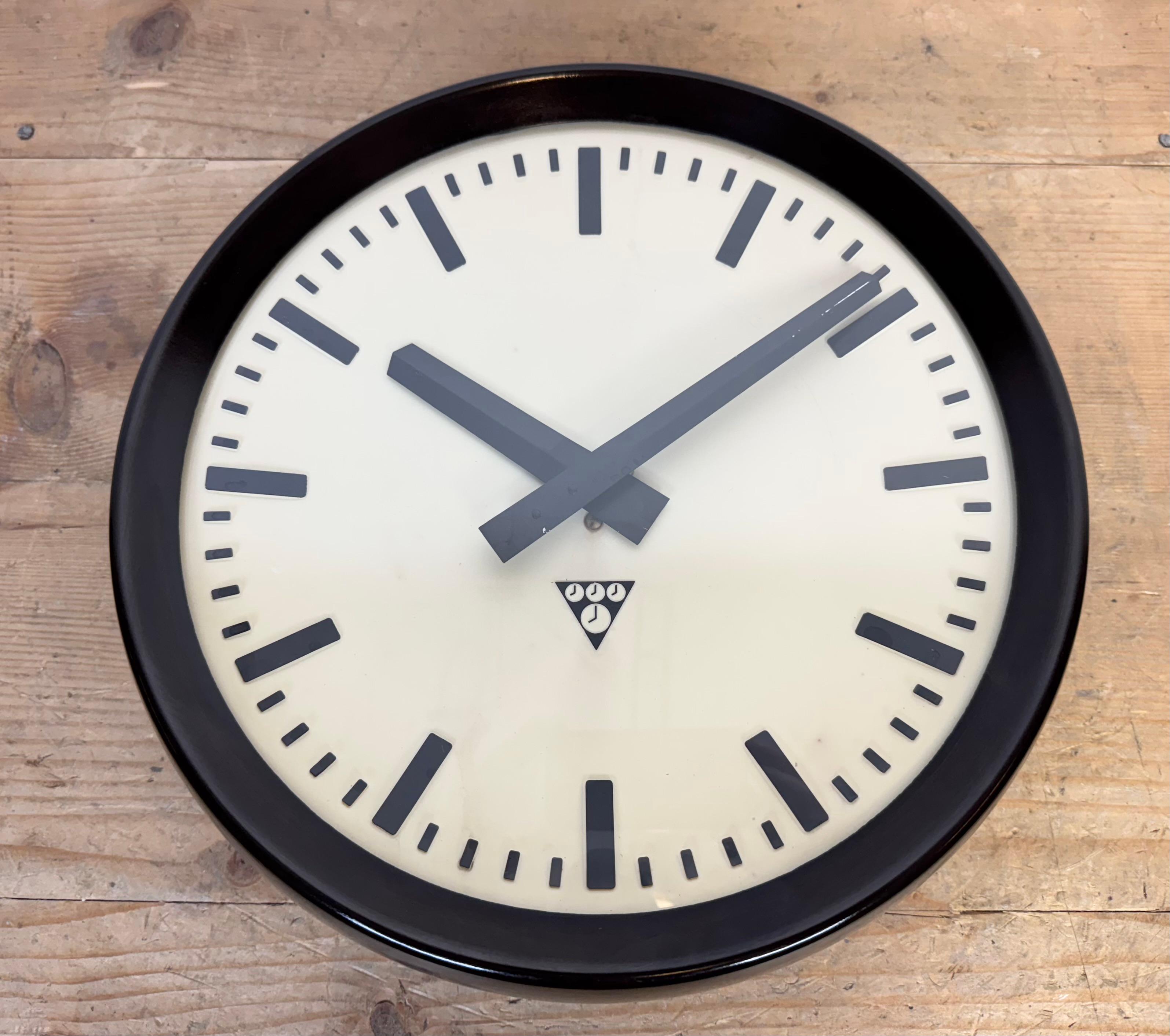 Industrial Bakelite Factory Wall Clock from Pragotron, 1960s For Sale 4