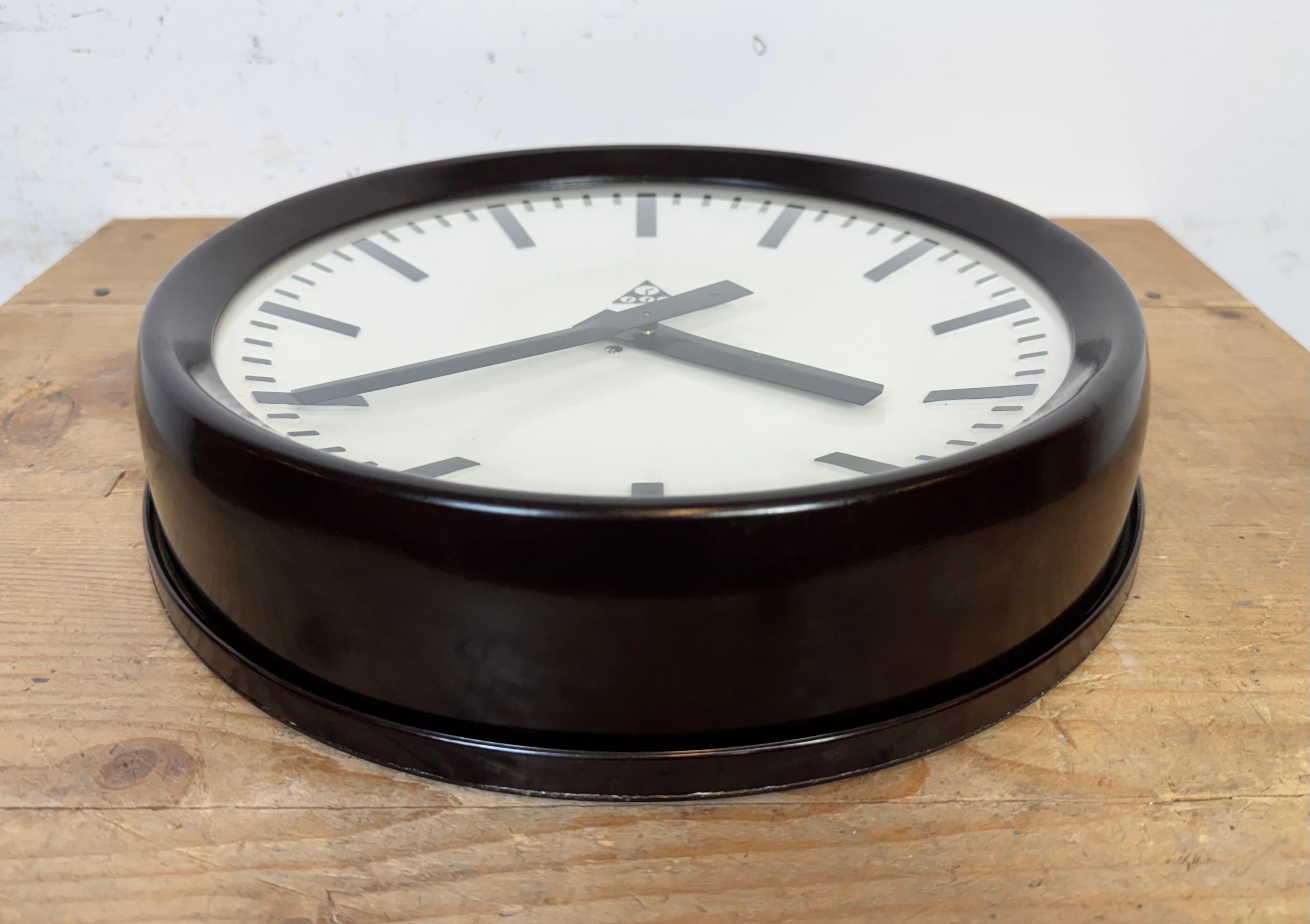 Reloj de pared industrial de fábrica de baquelita de Pragotron, años 1960 en venta 3
