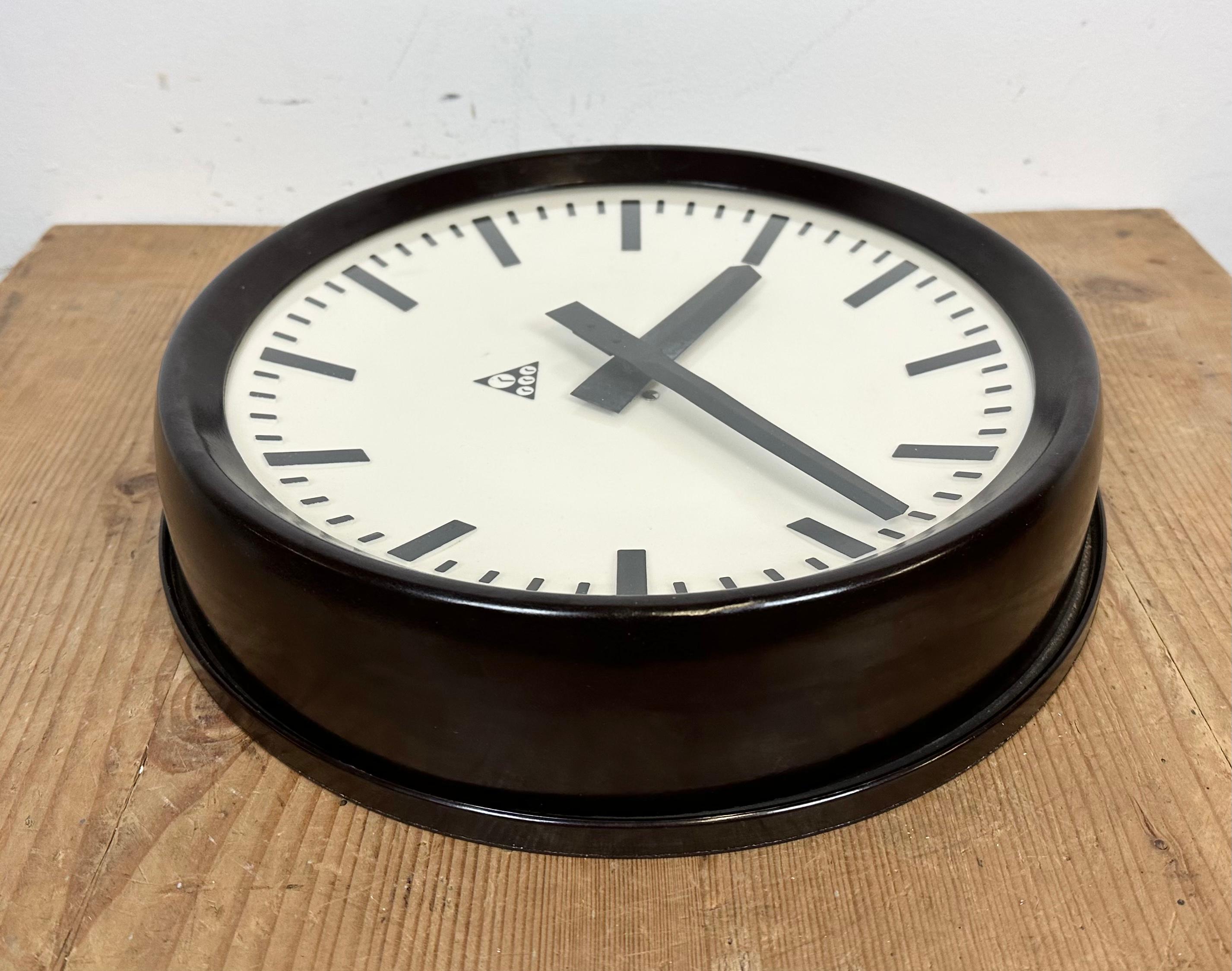 Industrial Bakelite Factory Wall Clock from Pragotron, 1960s For Sale 2