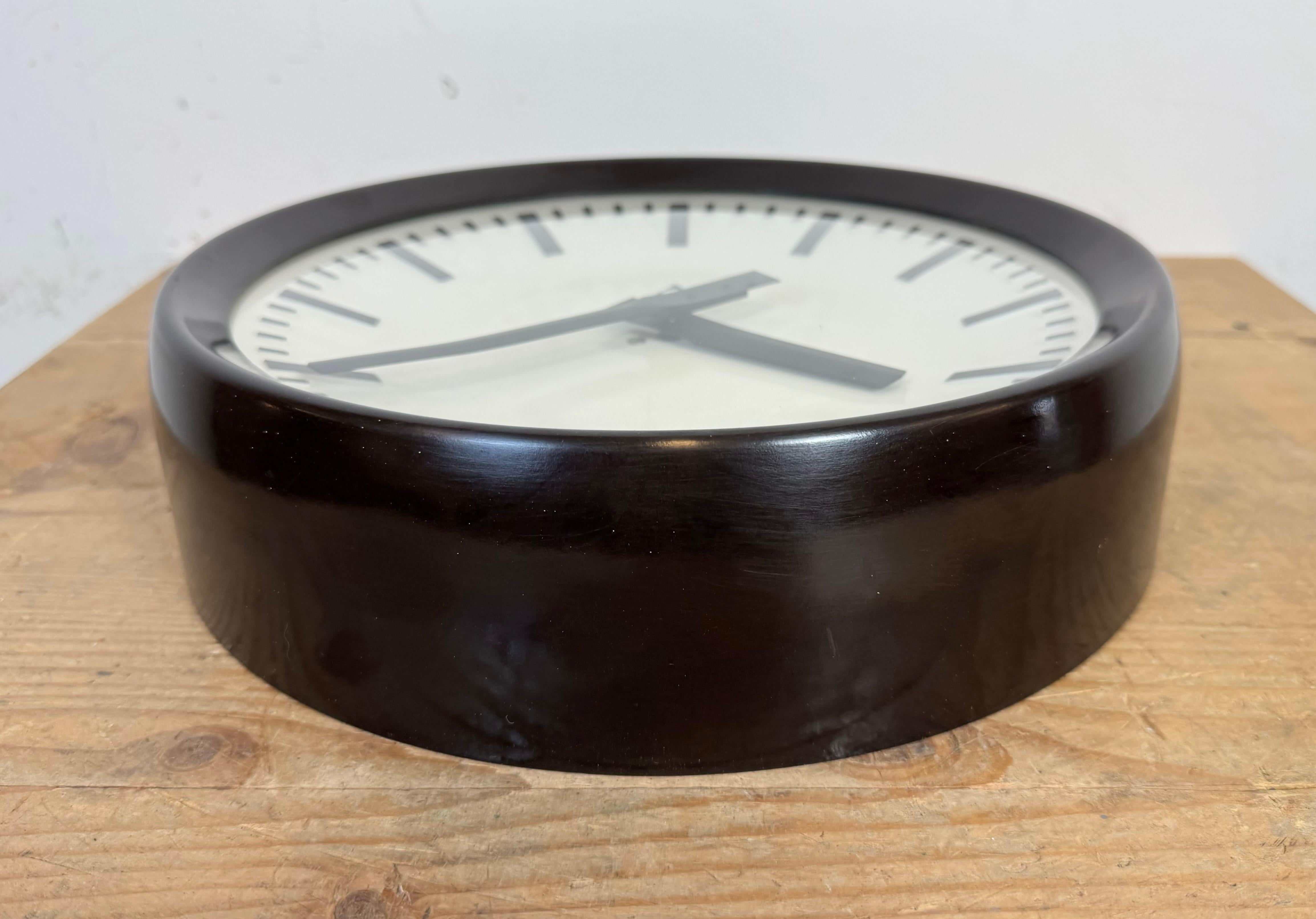 Horloge murale d'usine industrielle en bakélite de Pragotron, années 1960 en vente 4