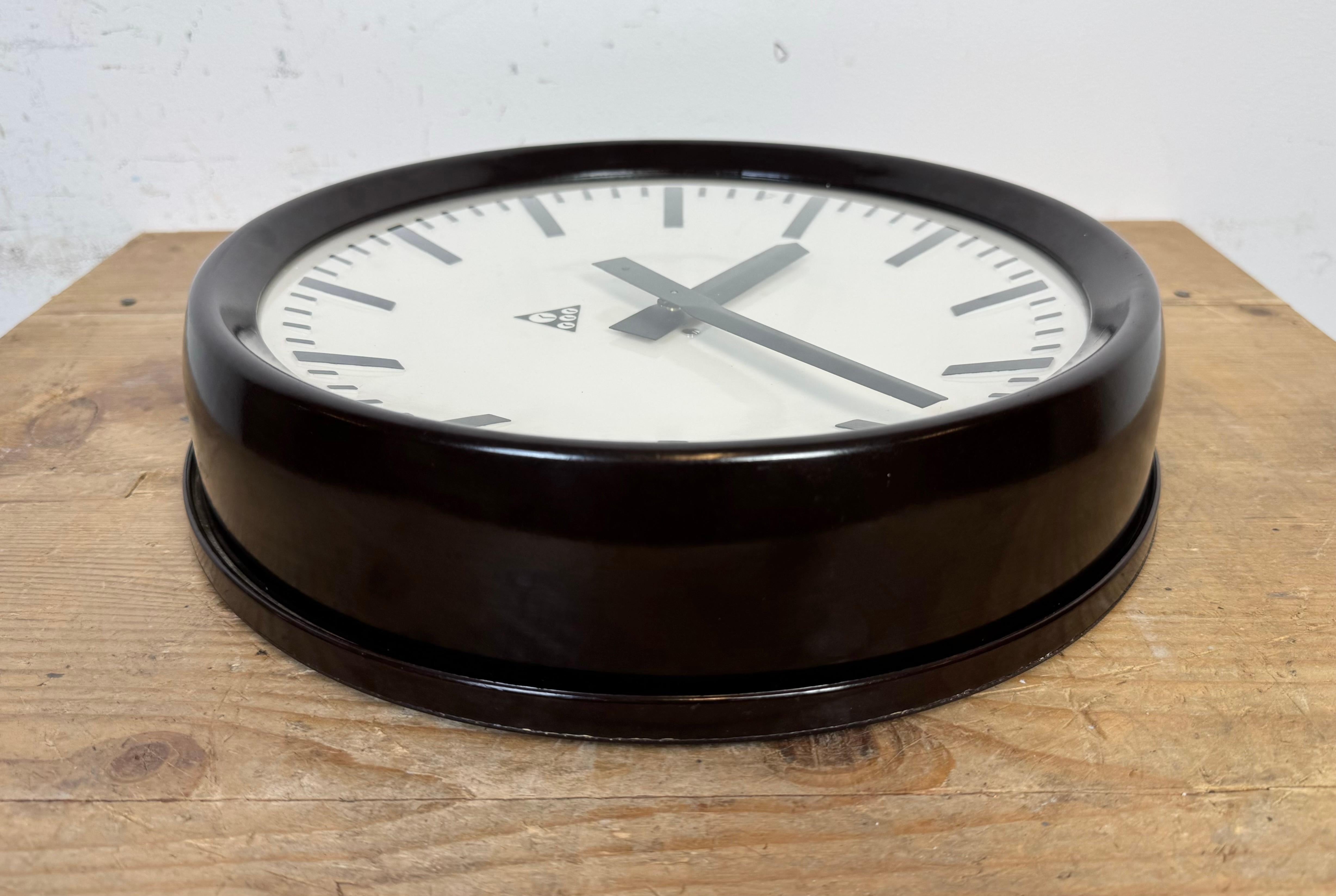 Reloj de pared industrial de fábrica de baquelita de Pragotron, años 1960 en venta 4