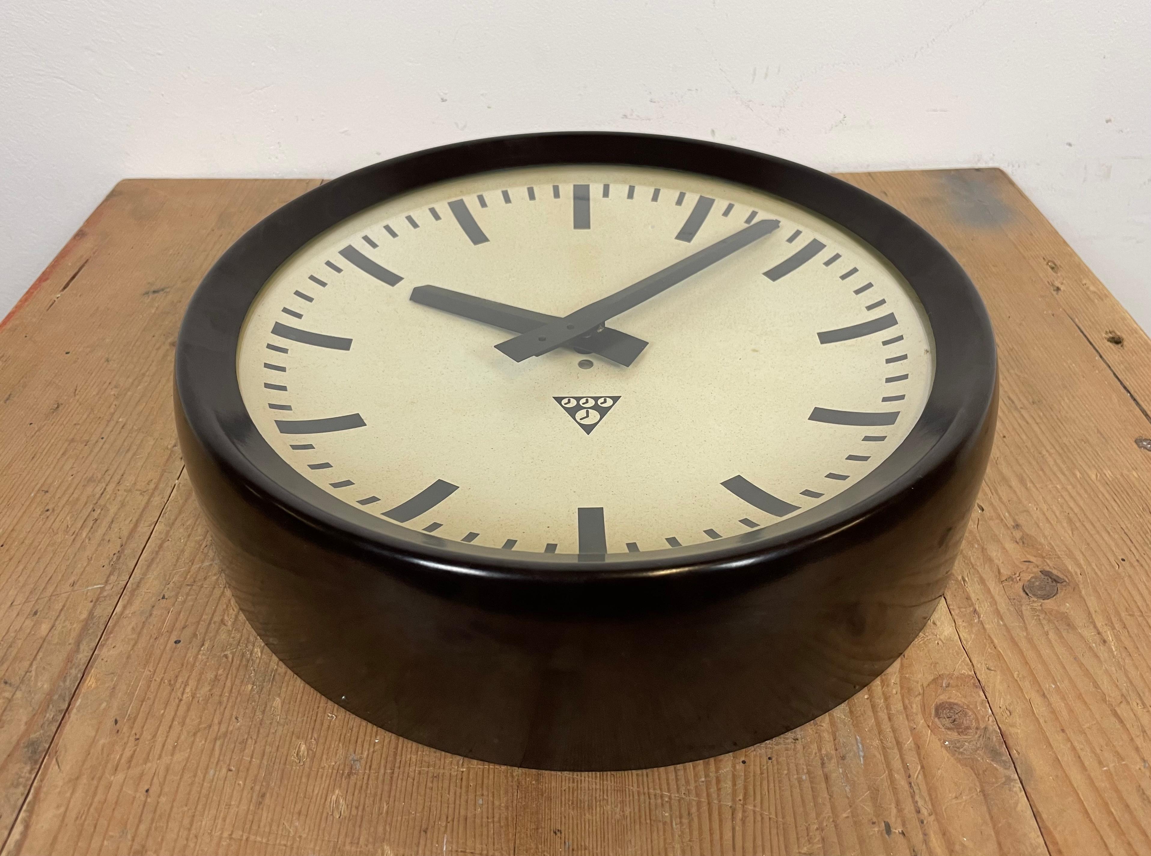 Industrial Bakelite Factory Wall Clock from Pragotron, 1960s For Sale 6