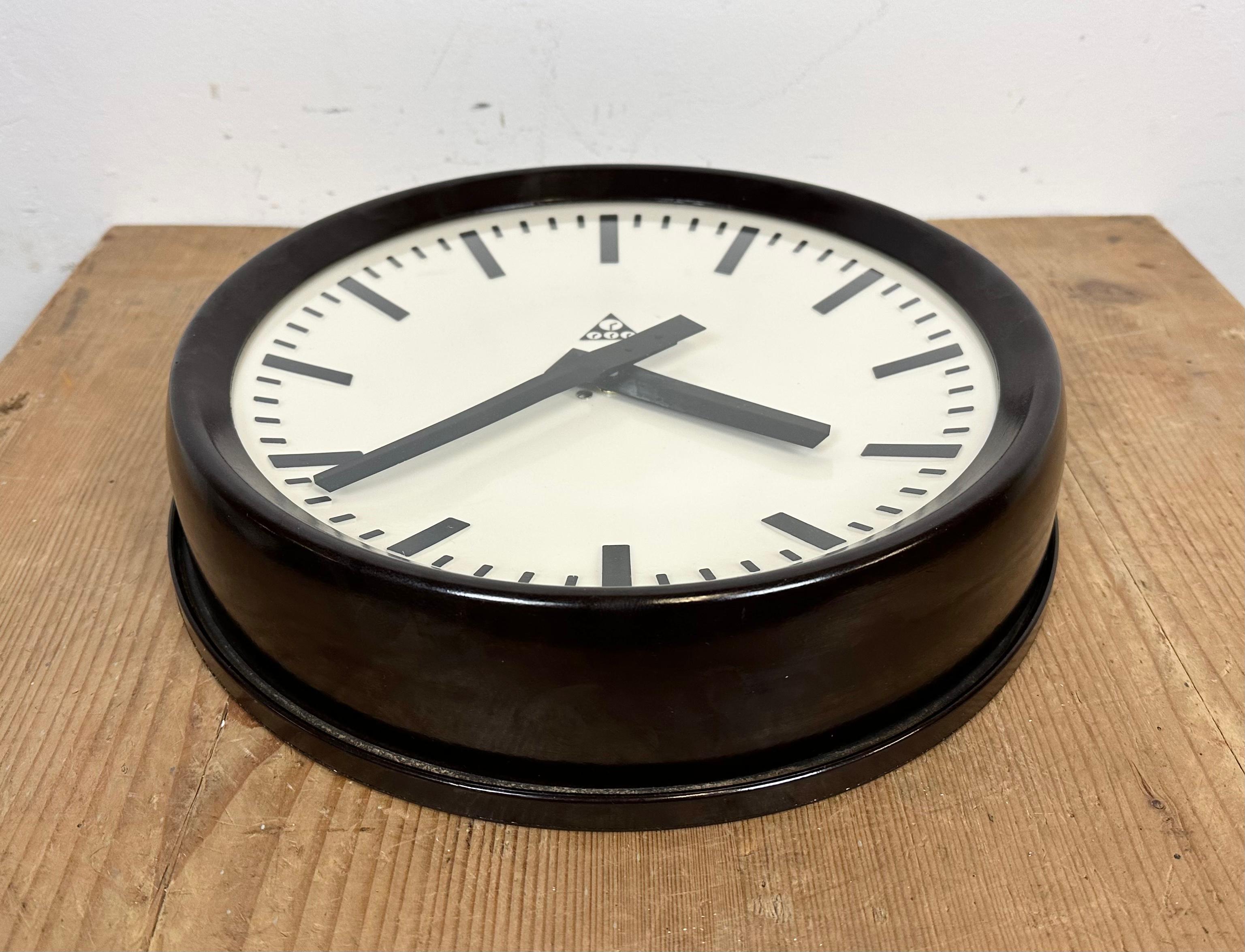 Industrial Bakelite Factory Wall Clock from Pragotron, 1960s For Sale 3
