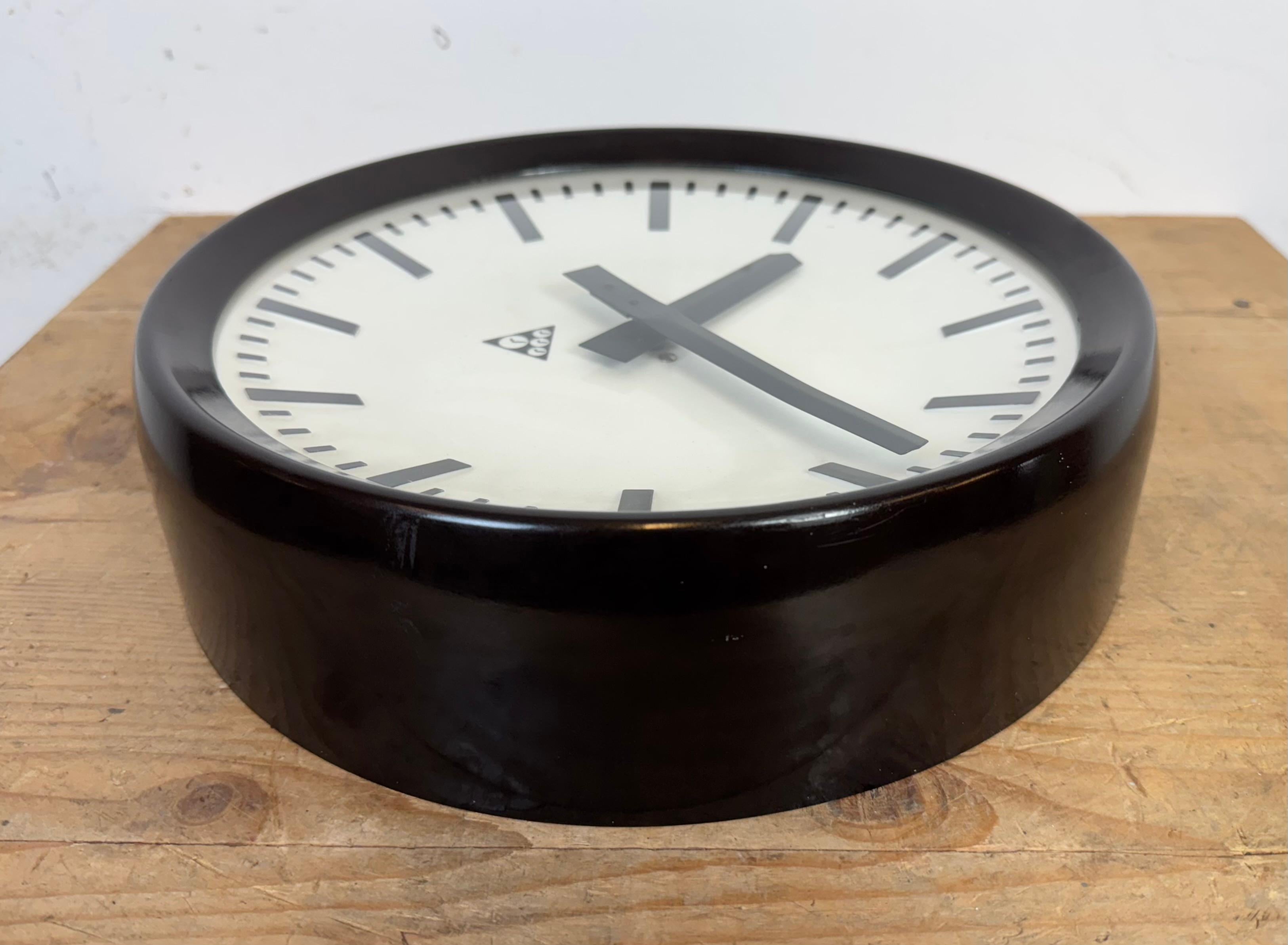 Horloge murale d'usine industrielle en bakélite de Pragotron, années 1960 en vente 5