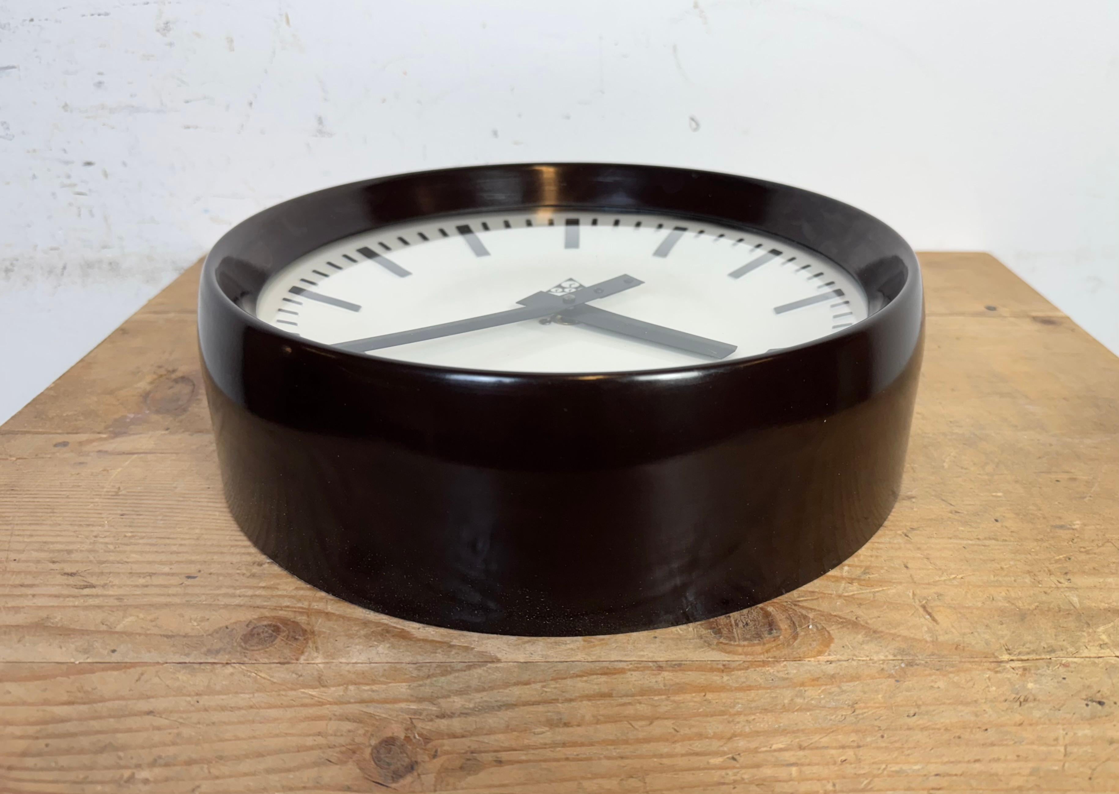 Industrial Bakelite Factory Wall Clock from Pragotron, 1960s For Sale 6