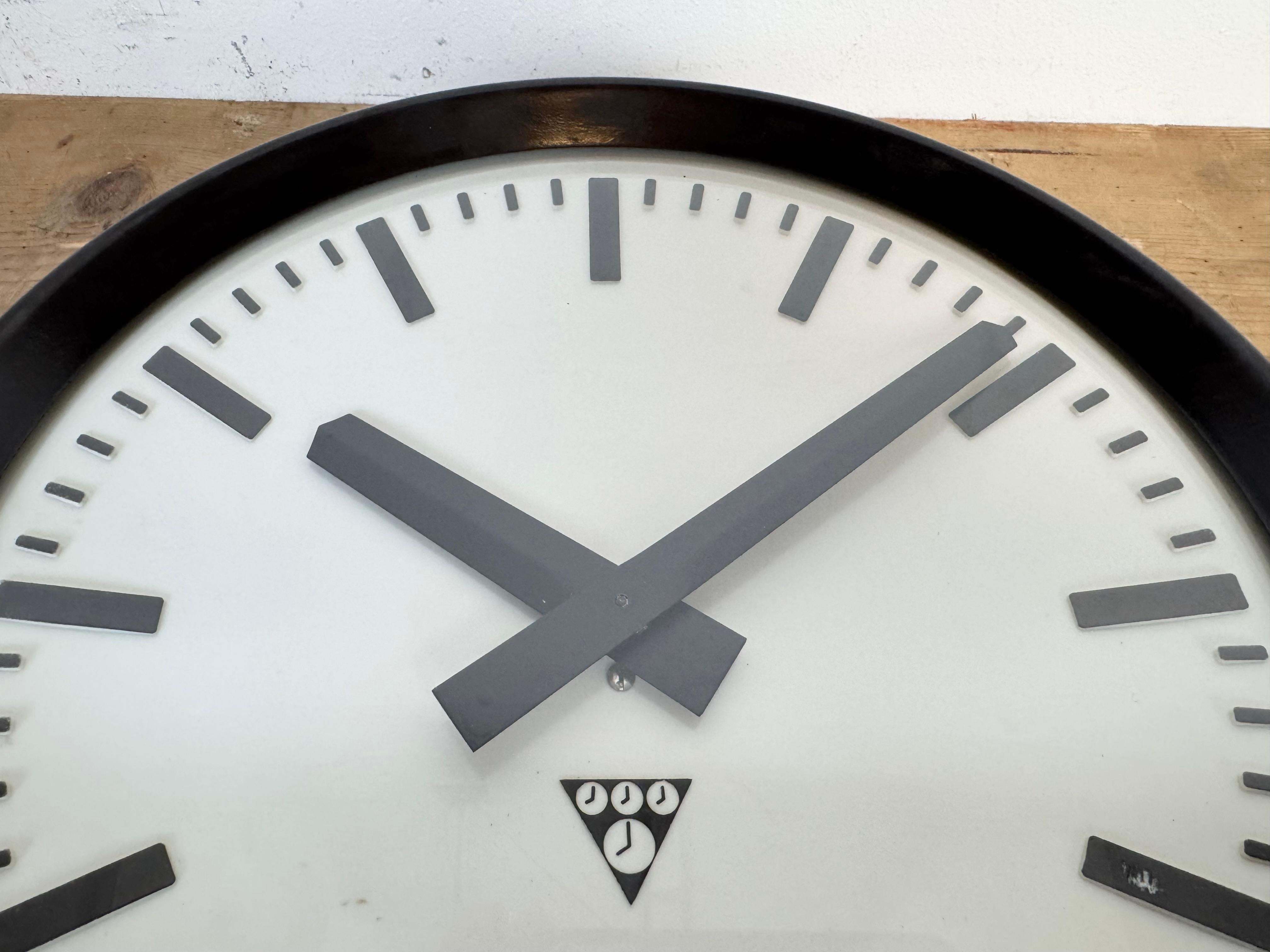 Industrial Bakelite Factory Wall Clock from Pragotron, 1960s For Sale 6