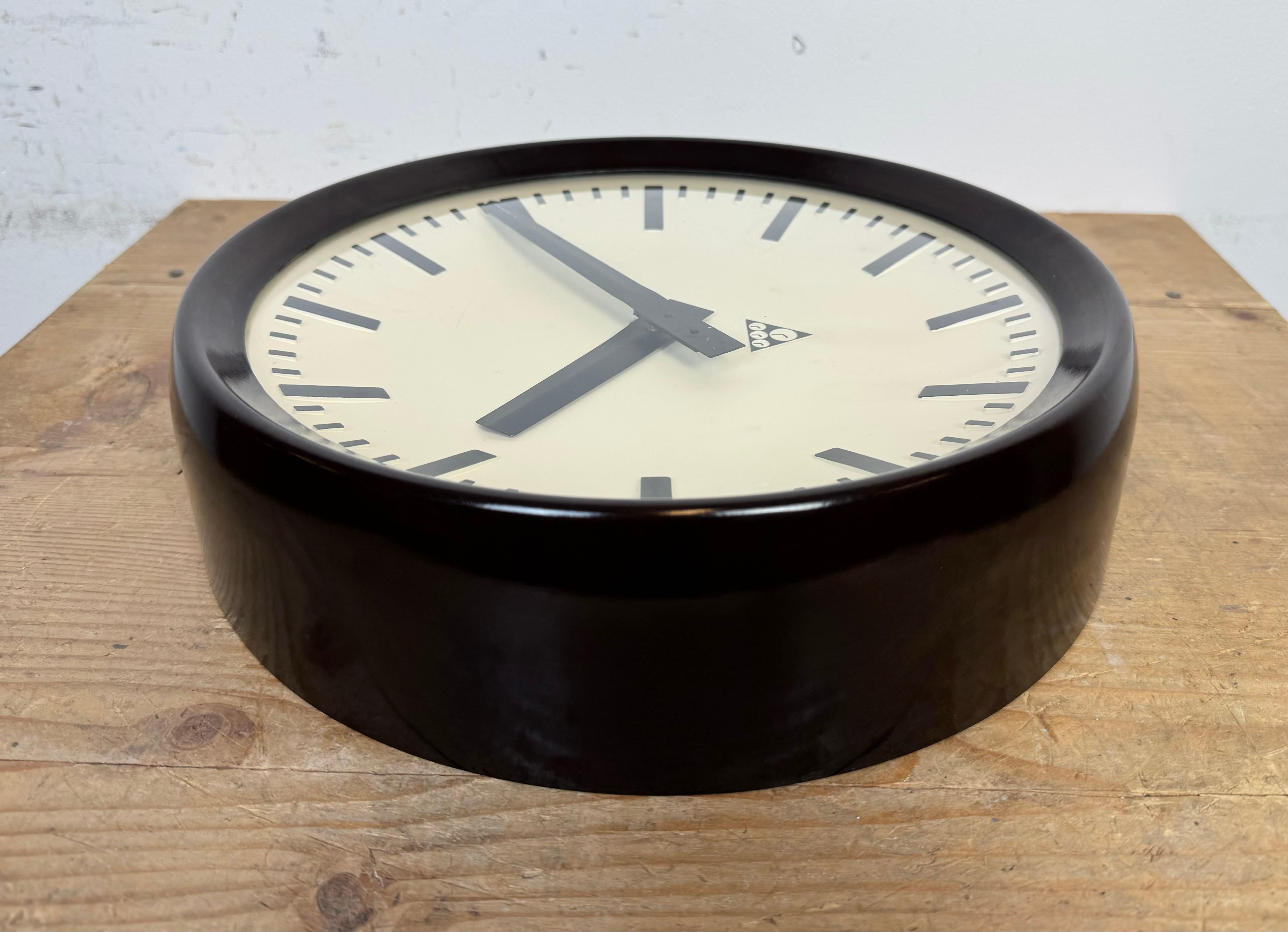 Industrial Bakelite Factory Wall Clock from Pragotron, 1960s For Sale 6