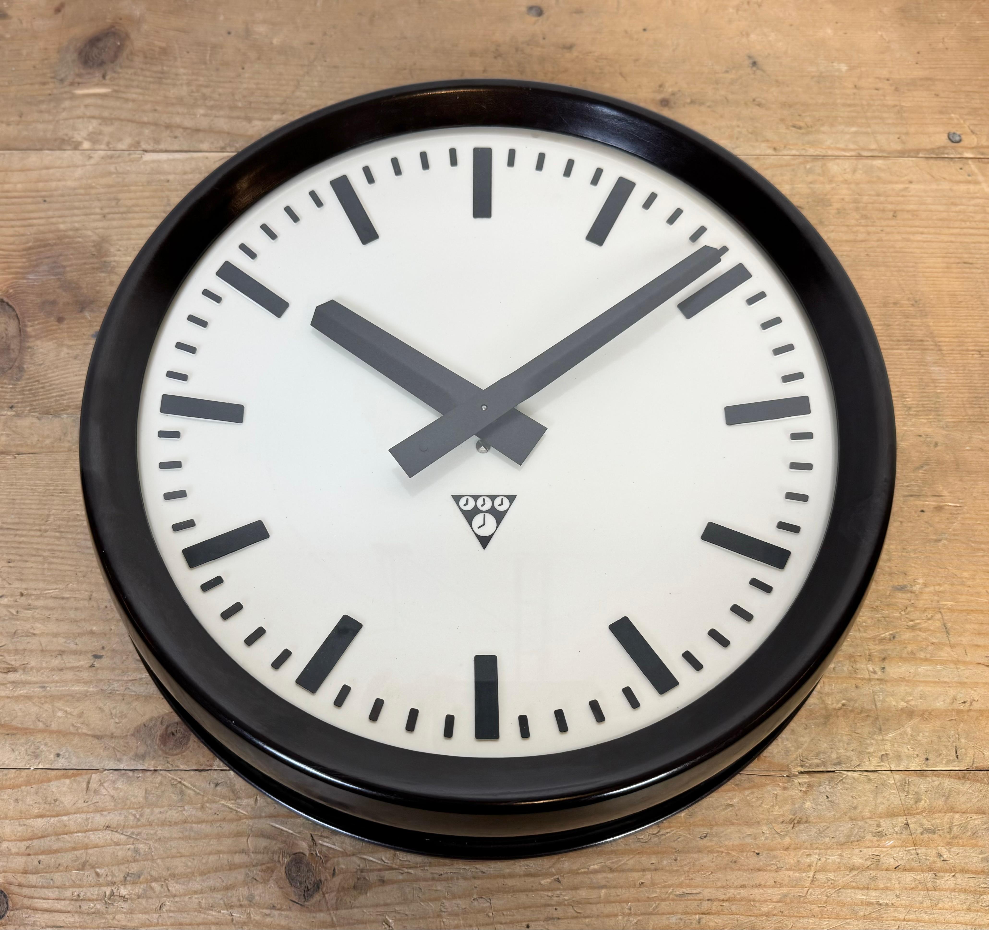 Reloj de pared industrial de fábrica de baquelita de Pragotron, años 1960 en venta 5