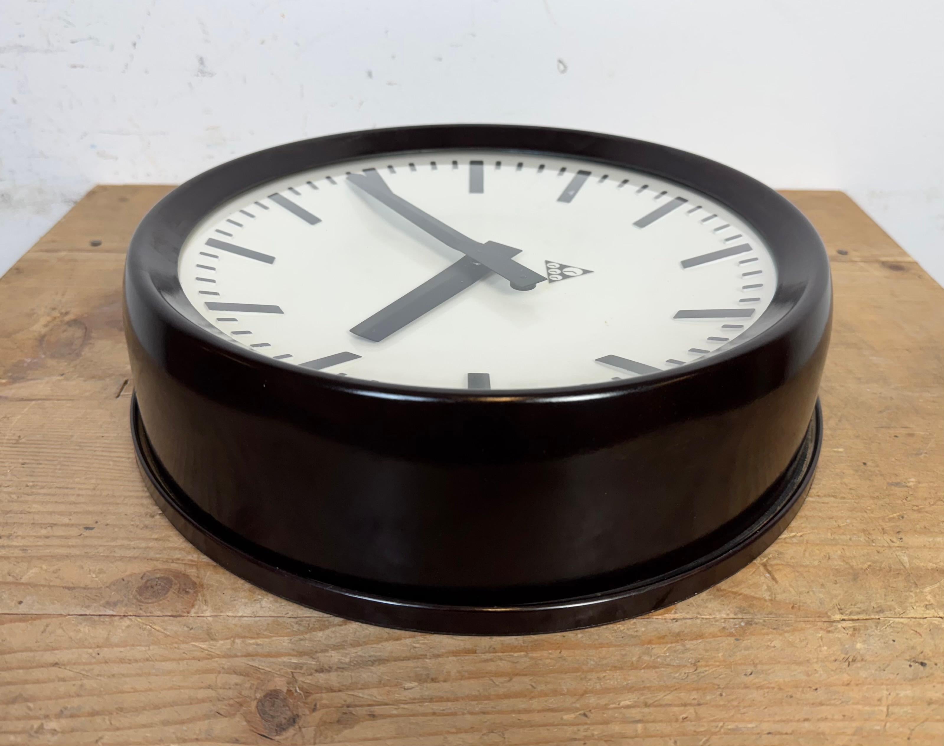 Industrial Bakelite Factory Wall Clock from Pragotron, 1960s For Sale 7