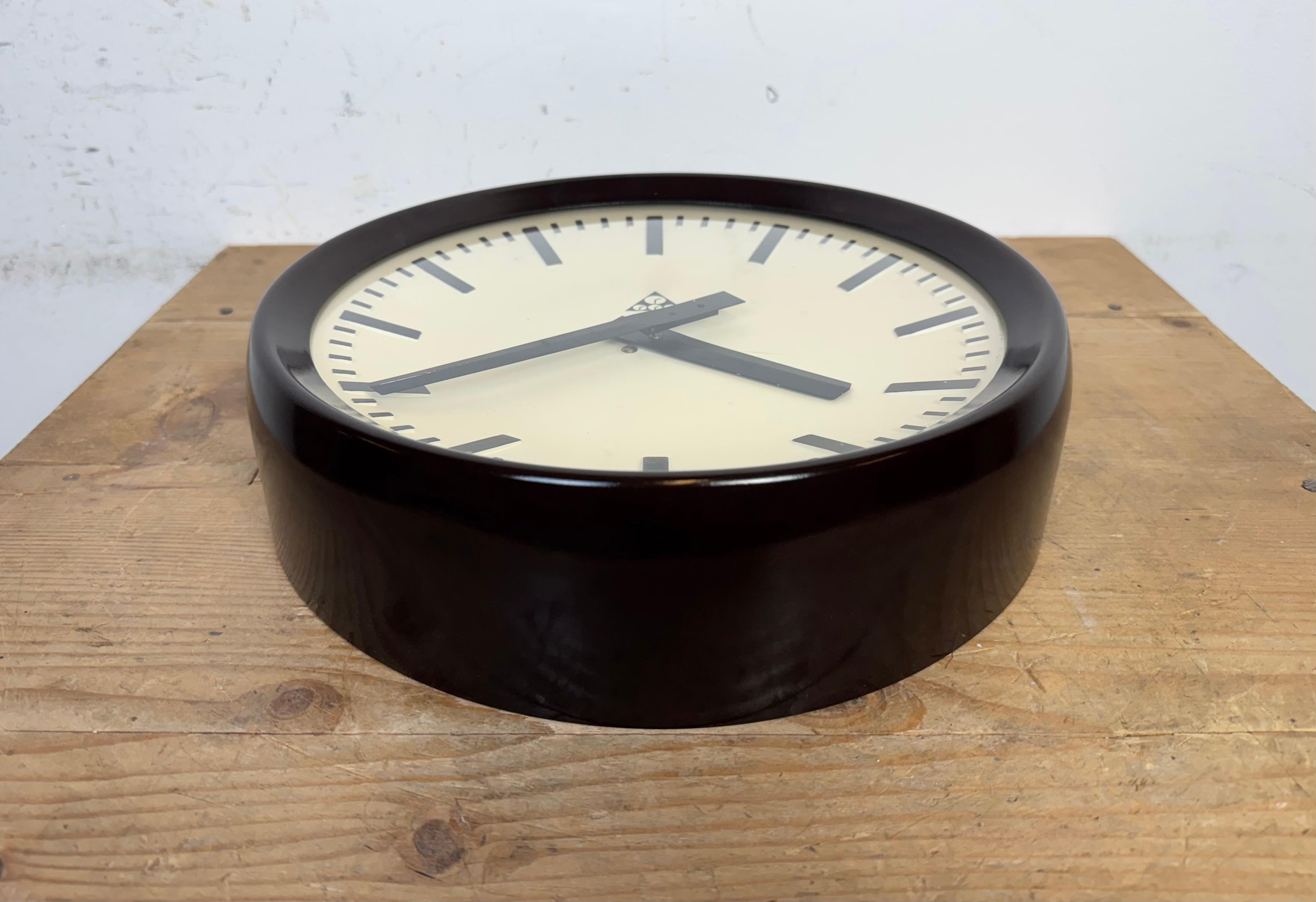Industrial Bakelite Factory Wall Clock from Pragotron, 1960s For Sale 7