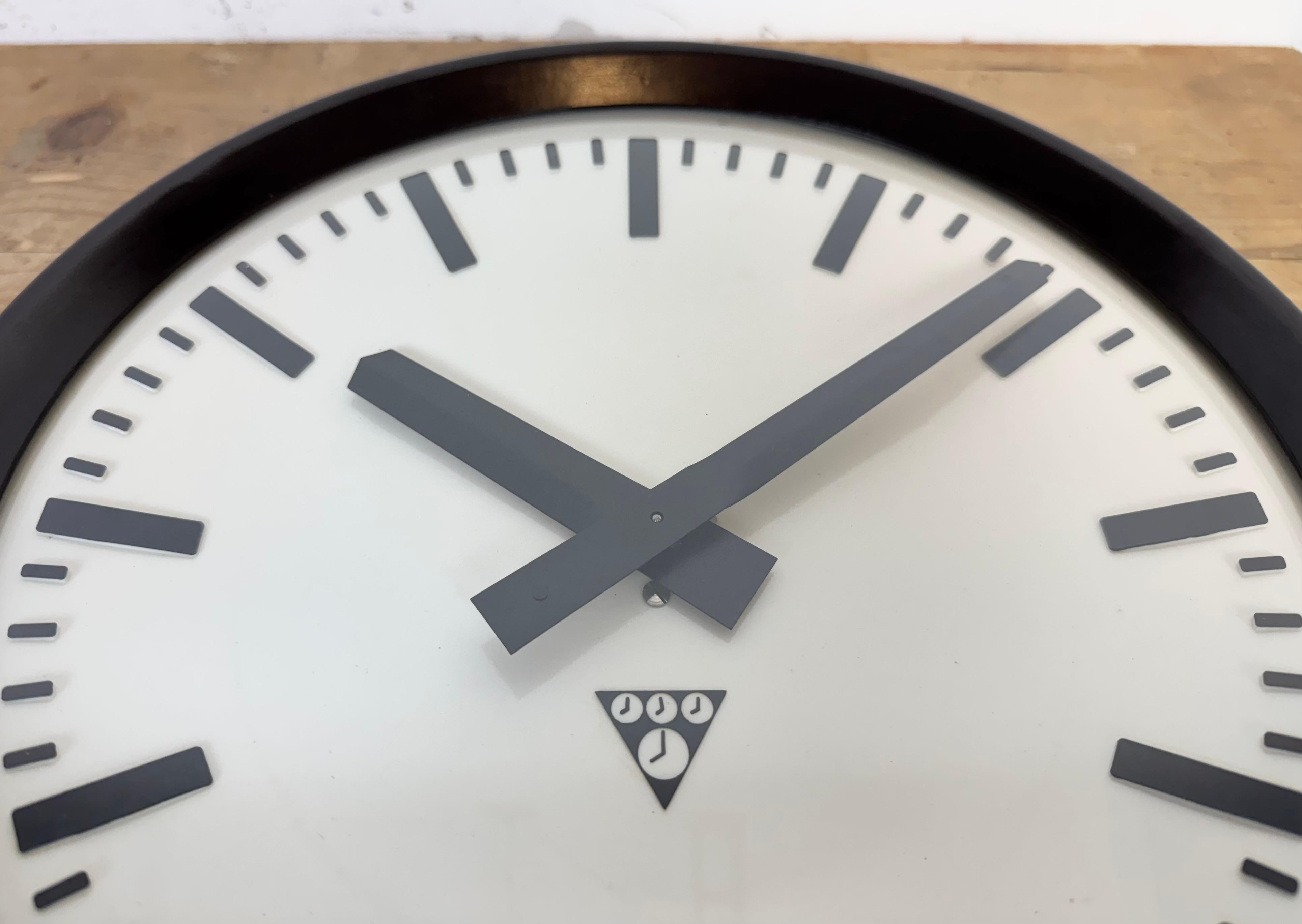Reloj de pared industrial de fábrica de baquelita de Pragotron, años 1960 en venta 6