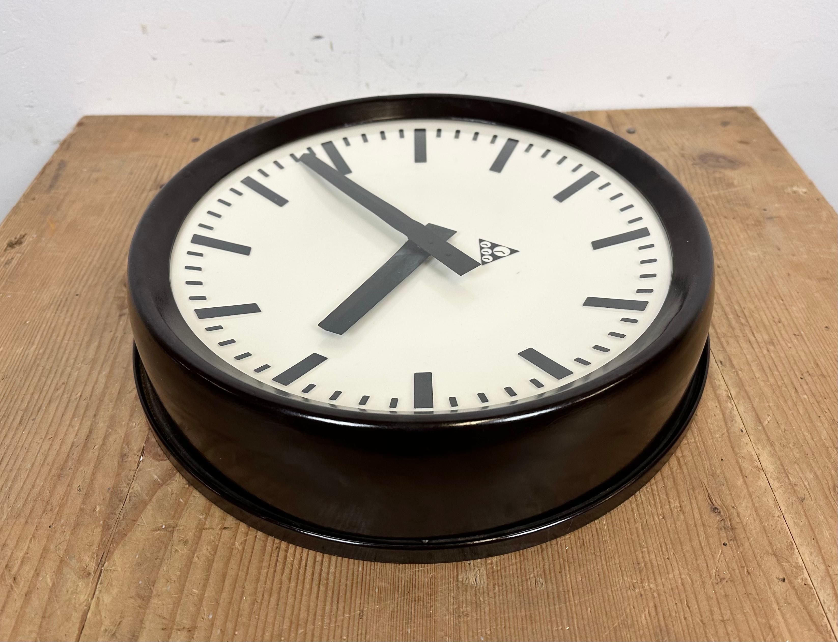 Industrial Bakelite Factory Wall Clock from Pragotron, 1960s For Sale 5