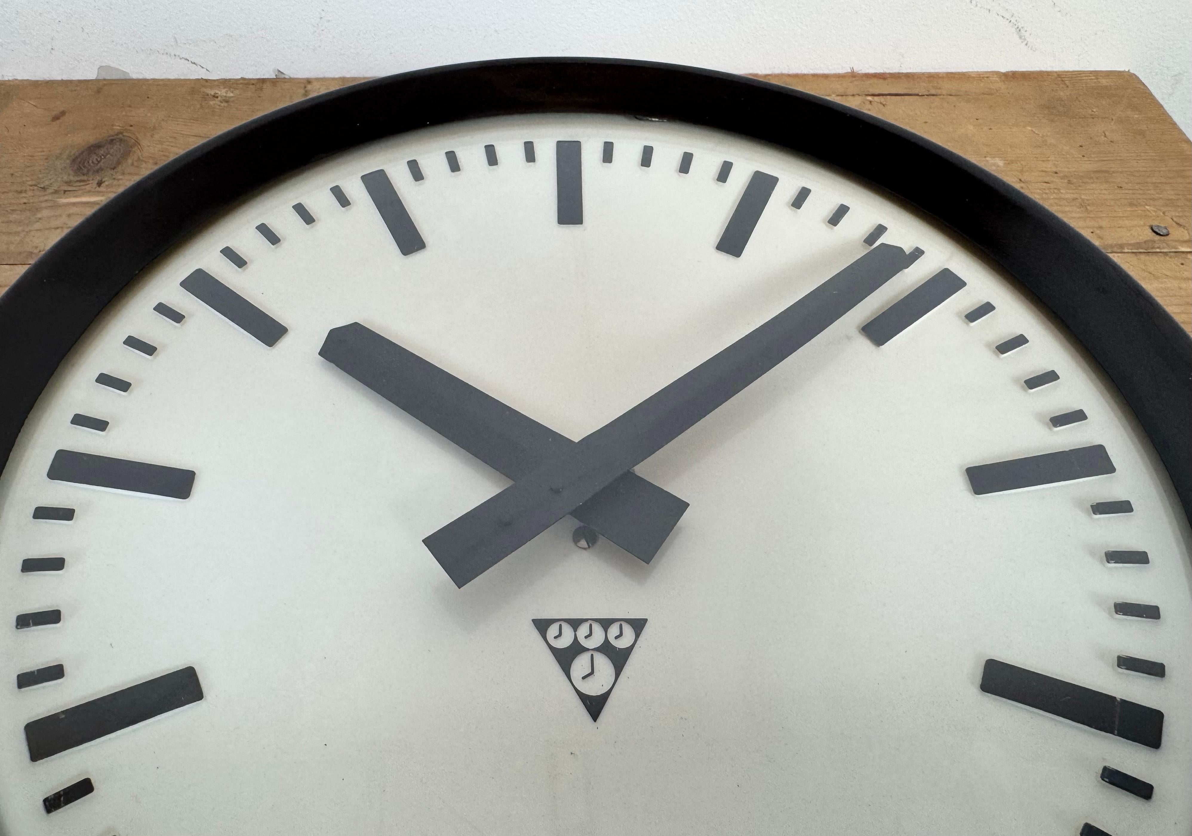 Horloge murale d'usine industrielle en bakélite de Pragotron, années 1960 en vente 7