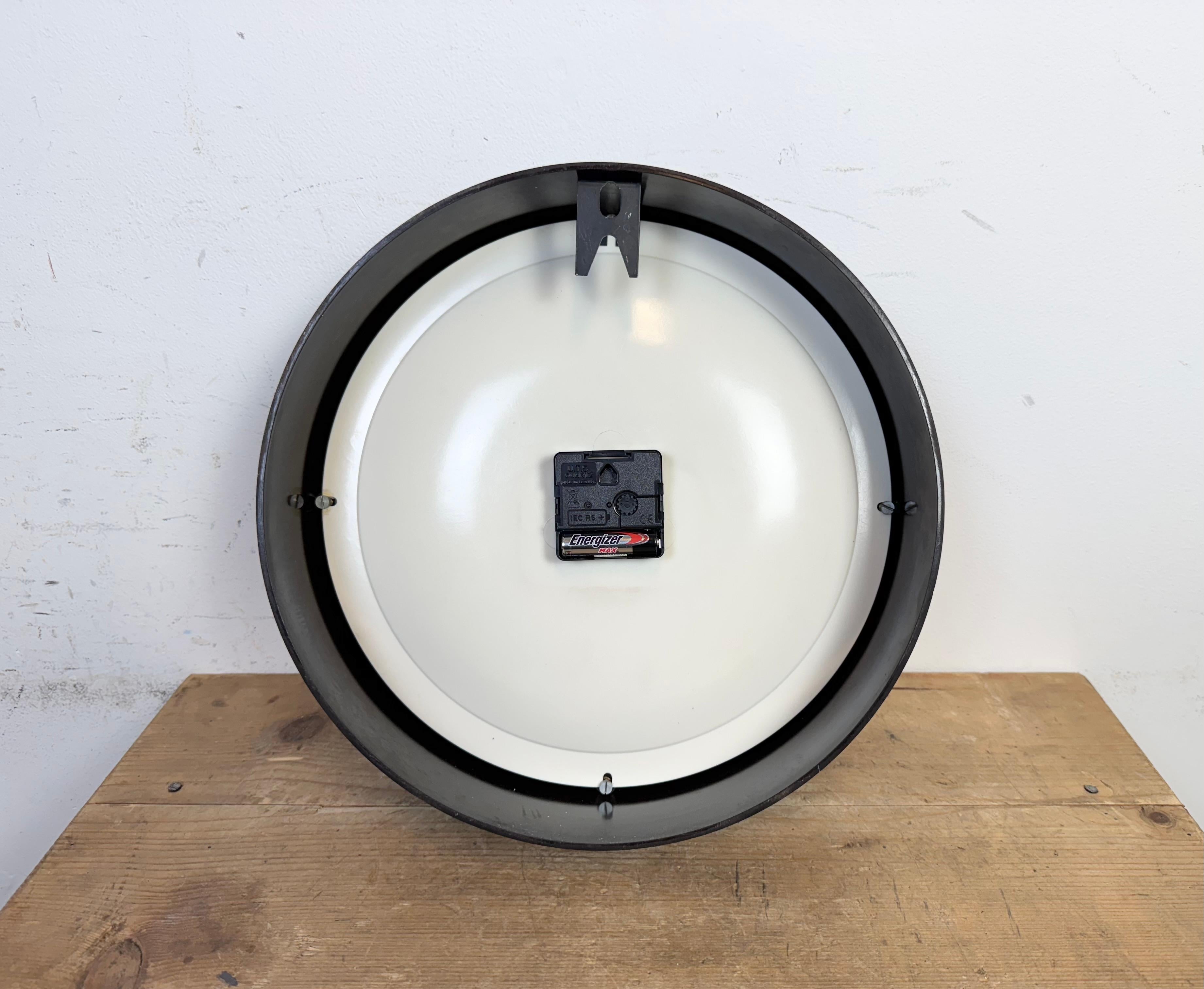 Industrial Bakelite Factory Wall Clock from Pragotron, 1960s For Sale 8