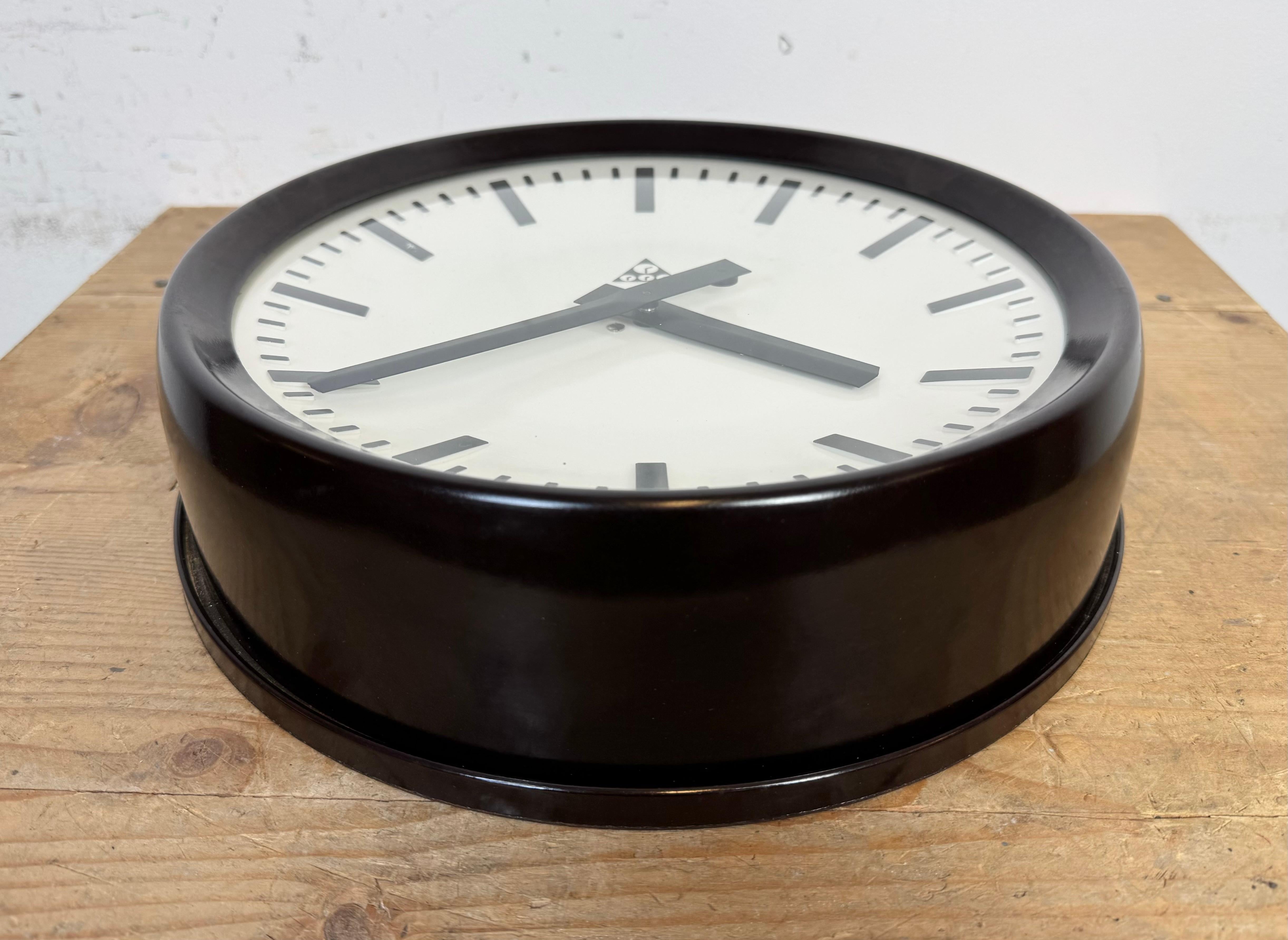 Industrial Bakelite Factory Wall Clock from Pragotron, 1960s For Sale 8