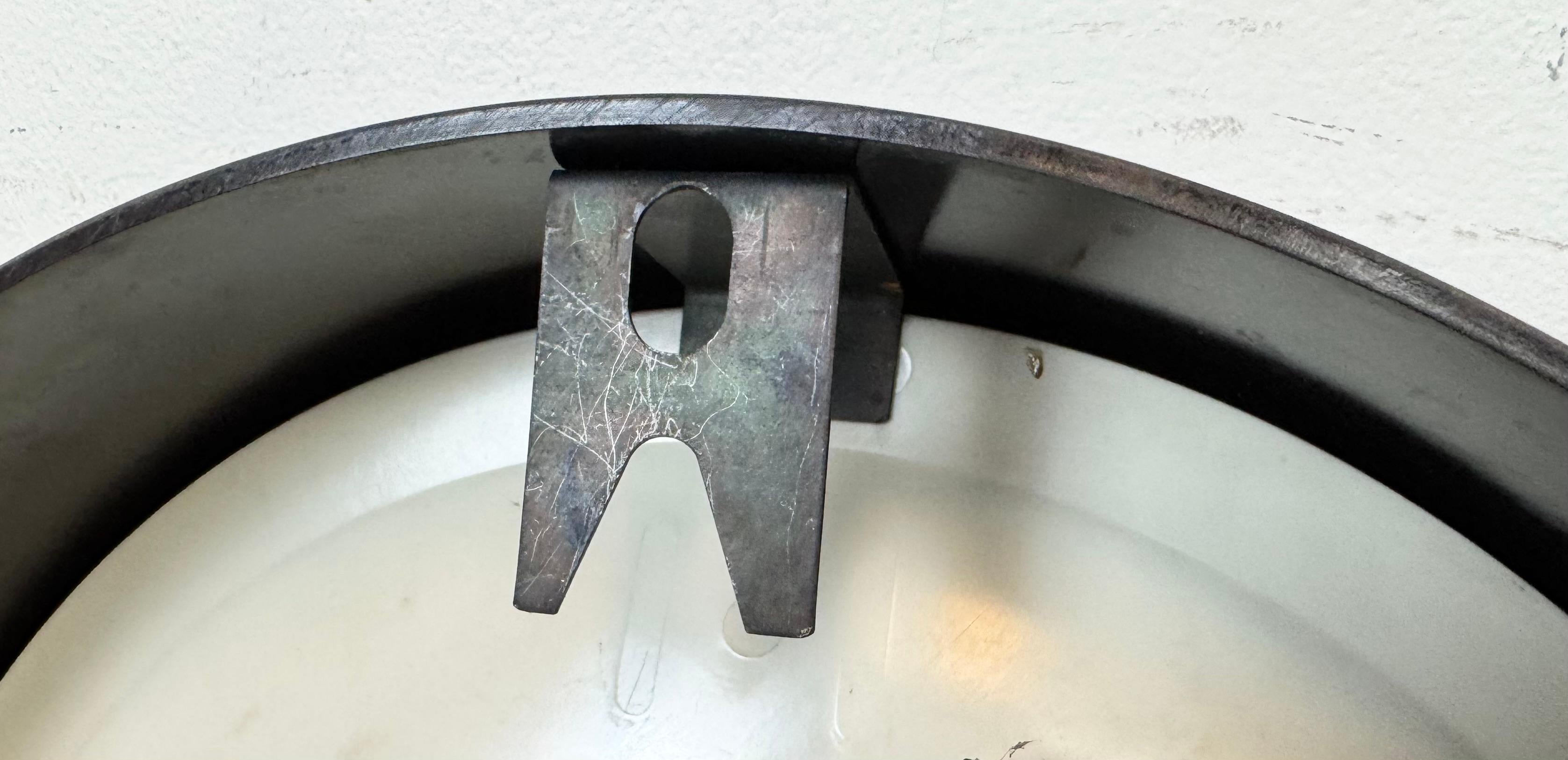 Industrial Bakelite Factory Wall Clock from Pragotron, 1960s For Sale 8