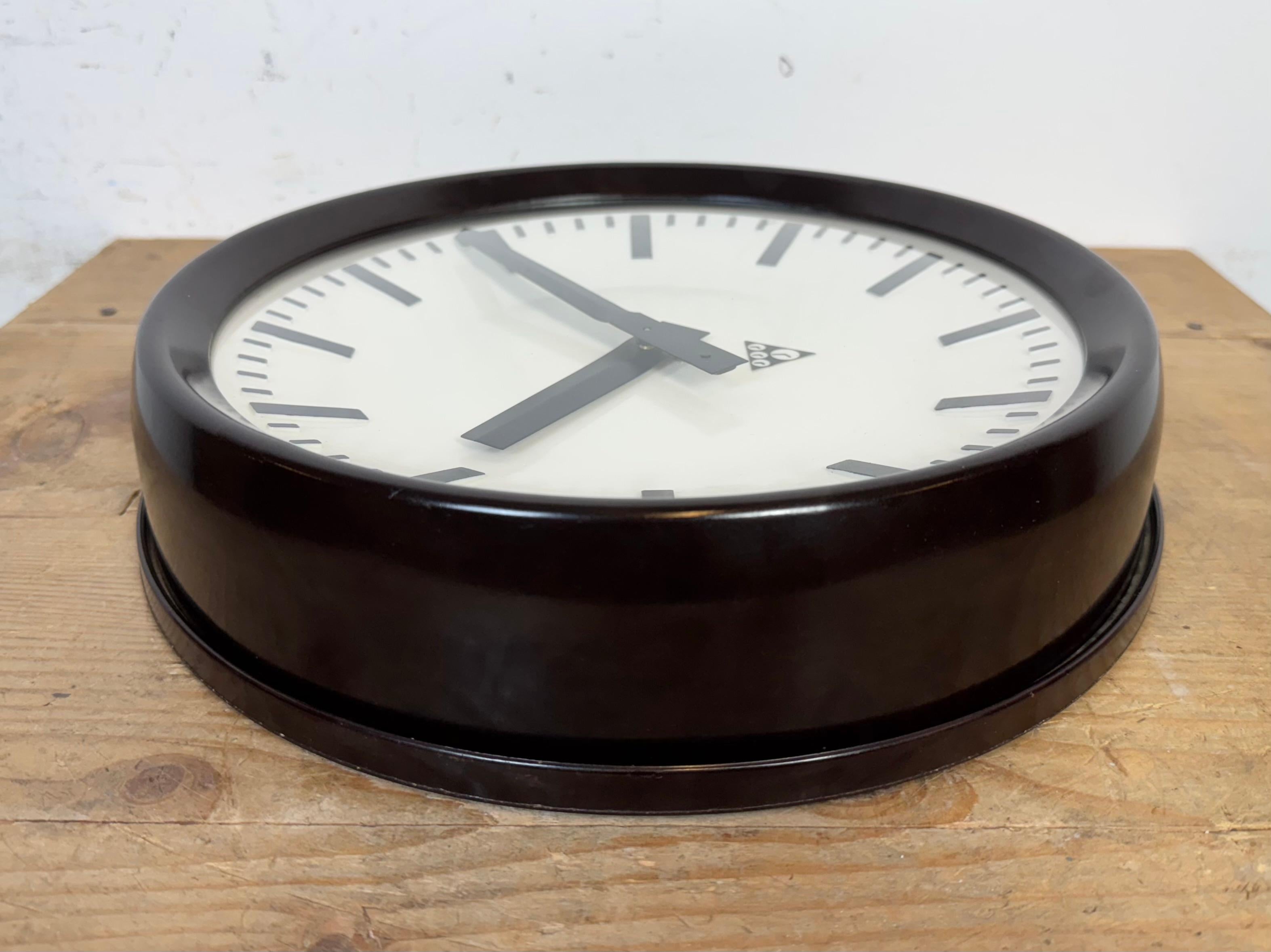 Reloj de pared industrial de fábrica de baquelita de Pragotron, años 1960 en venta 7