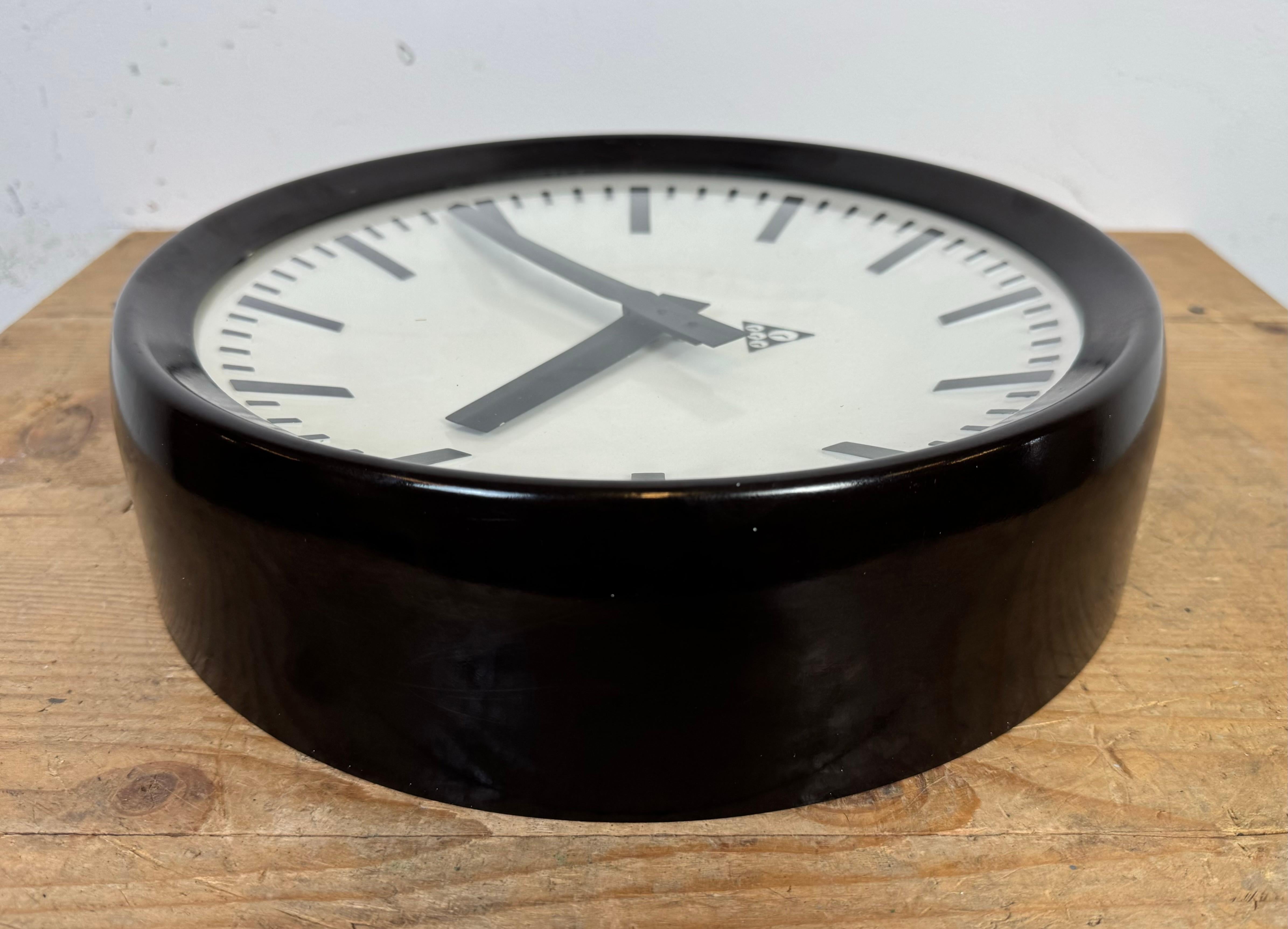 Horloge murale d'usine industrielle en bakélite de Pragotron, années 1960 en vente 8
