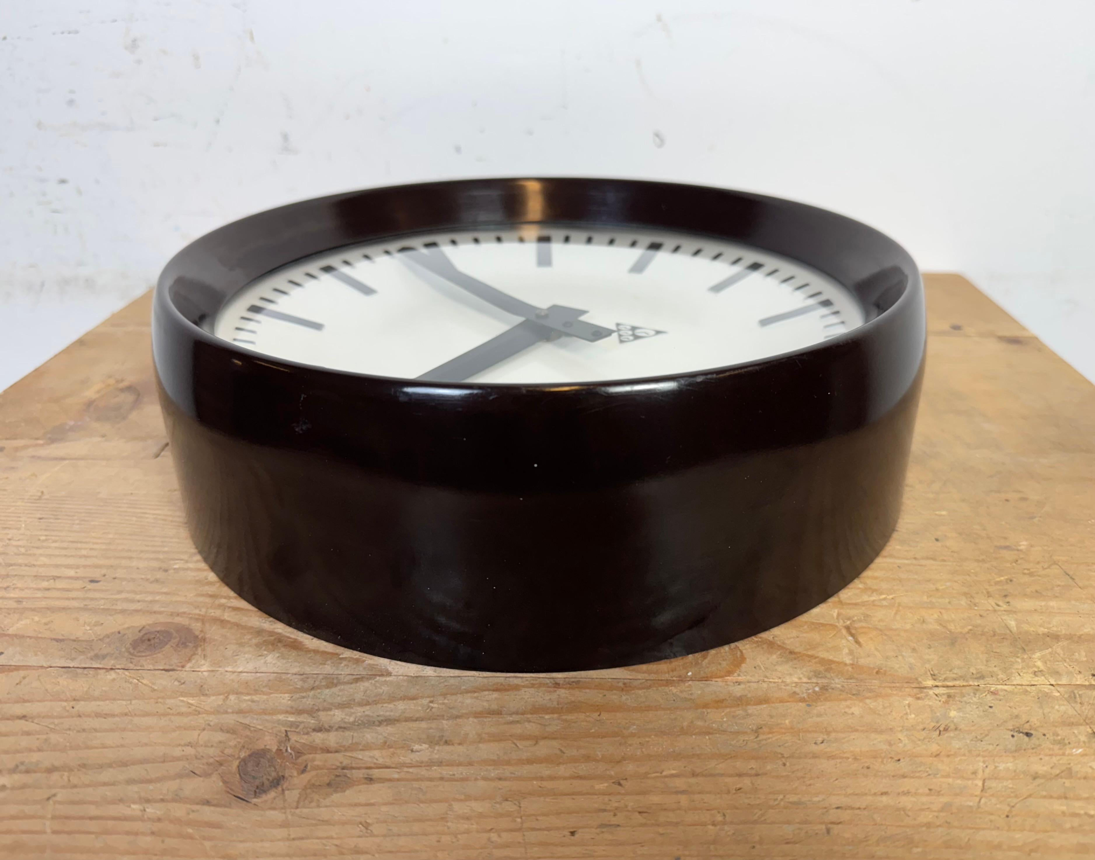 Industrial Bakelite Factory Wall Clock from Pragotron, 1960s For Sale 9