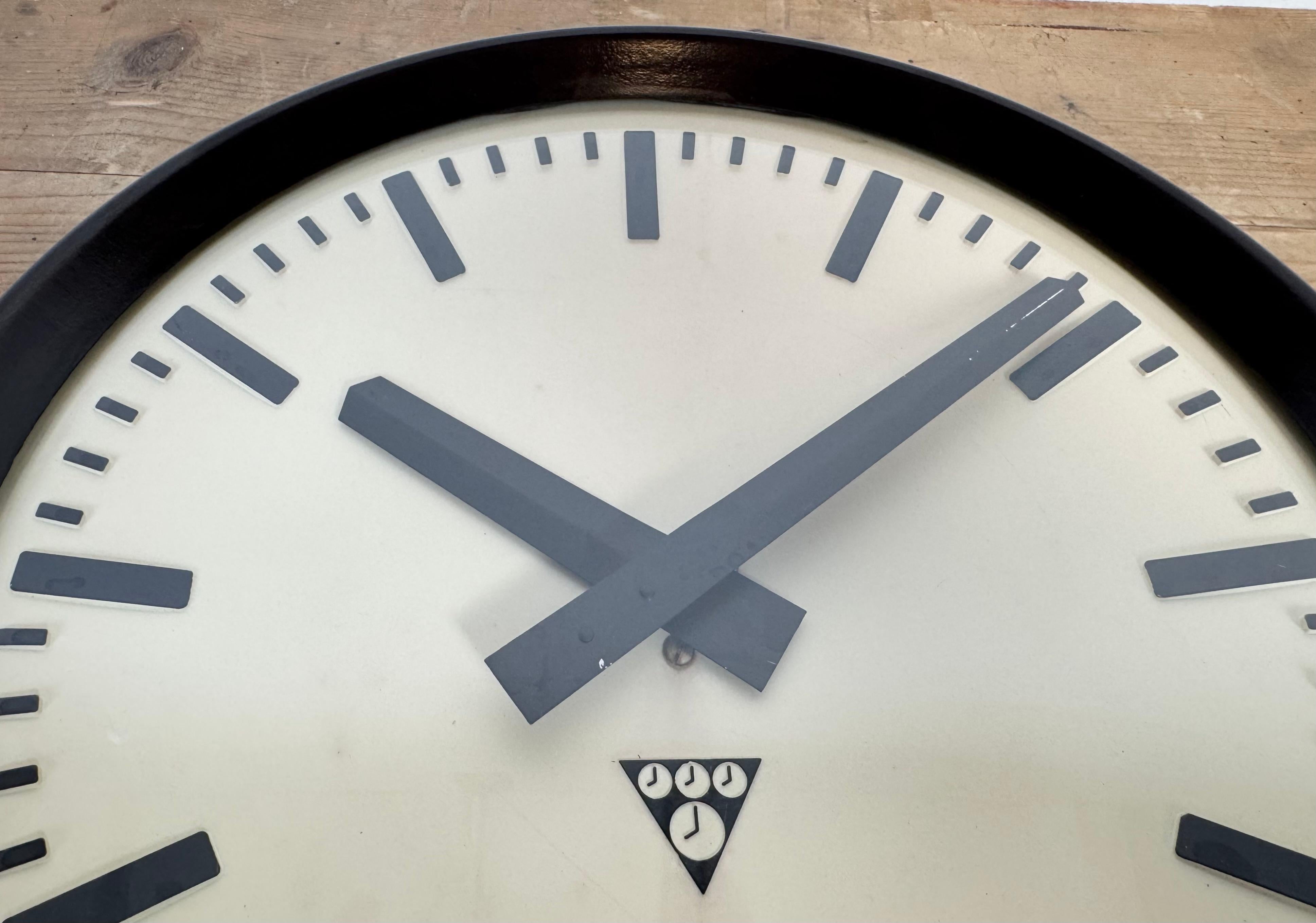 Industrial Bakelite Factory Wall Clock from Pragotron, 1960s For Sale 10