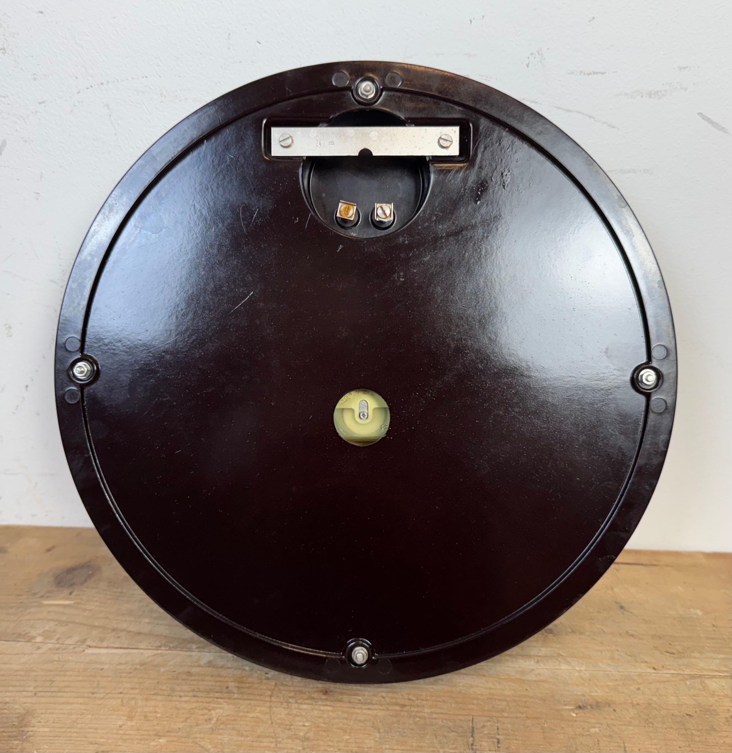Reloj de pared industrial de fábrica de baquelita de Pragotron, años 1960 en venta 9