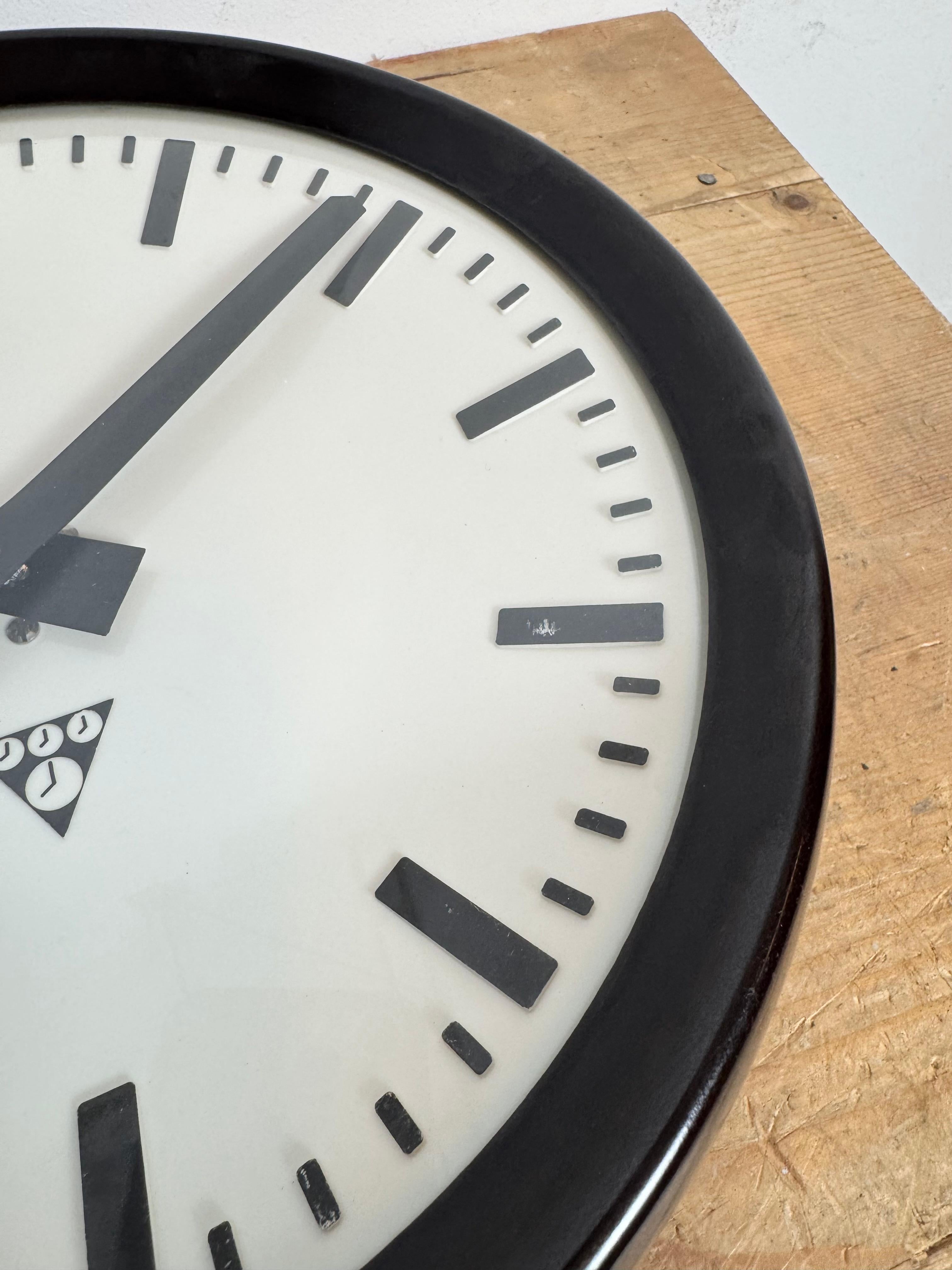 Industrial Bakelite Factory Wall Clock from Pragotron, 1960s For Sale 11