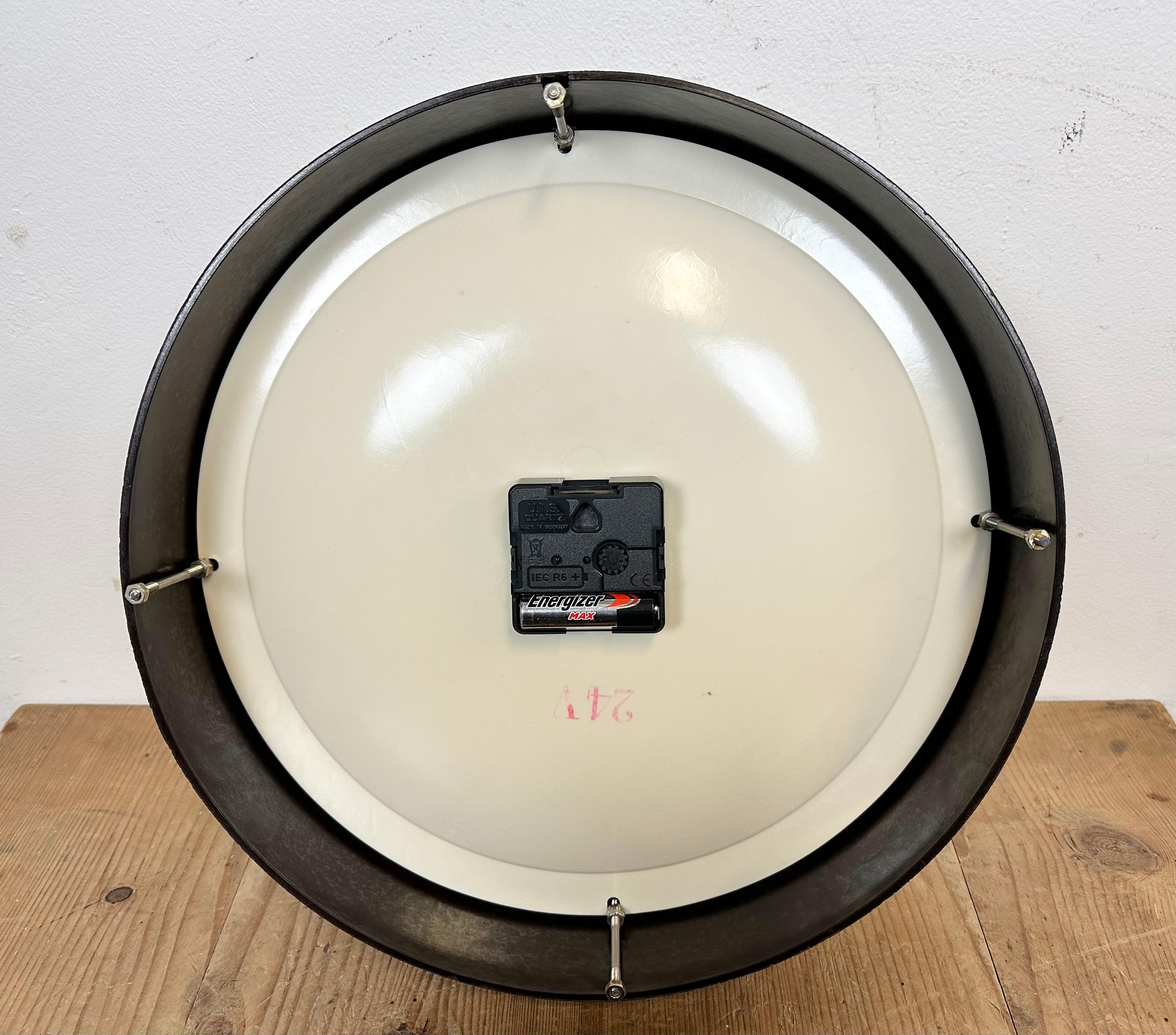 Industrial Bakelite Factory Wall Clock from Pragotron, 1960s For Sale 9