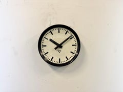 Reloj de pared industrial de fábrica de baquelita de Pragotron, años 1960