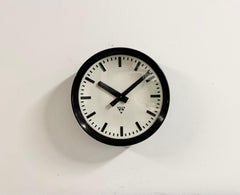 Industrielle Wanduhr aus Bakelit aus Pragotron, 1960er Jahre