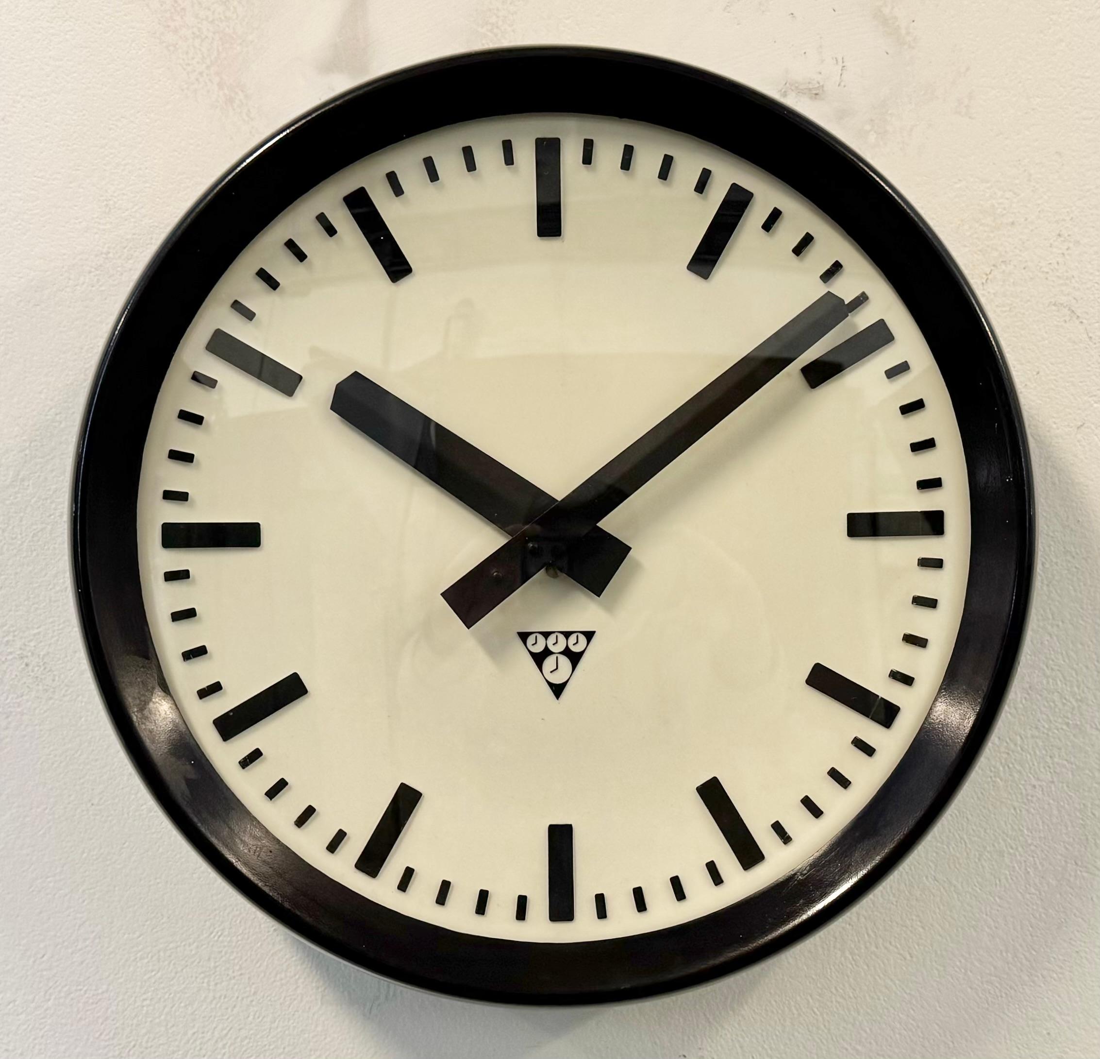 Industriel Horloge murale d'usine industrielle en bakélite de Pragotron, années 1960 en vente