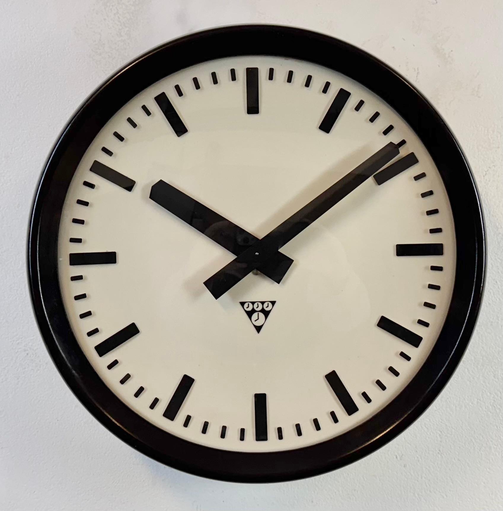Reloj de pared industrial de fábrica de baquelita de Pragotron, años 1960 Industrial en venta