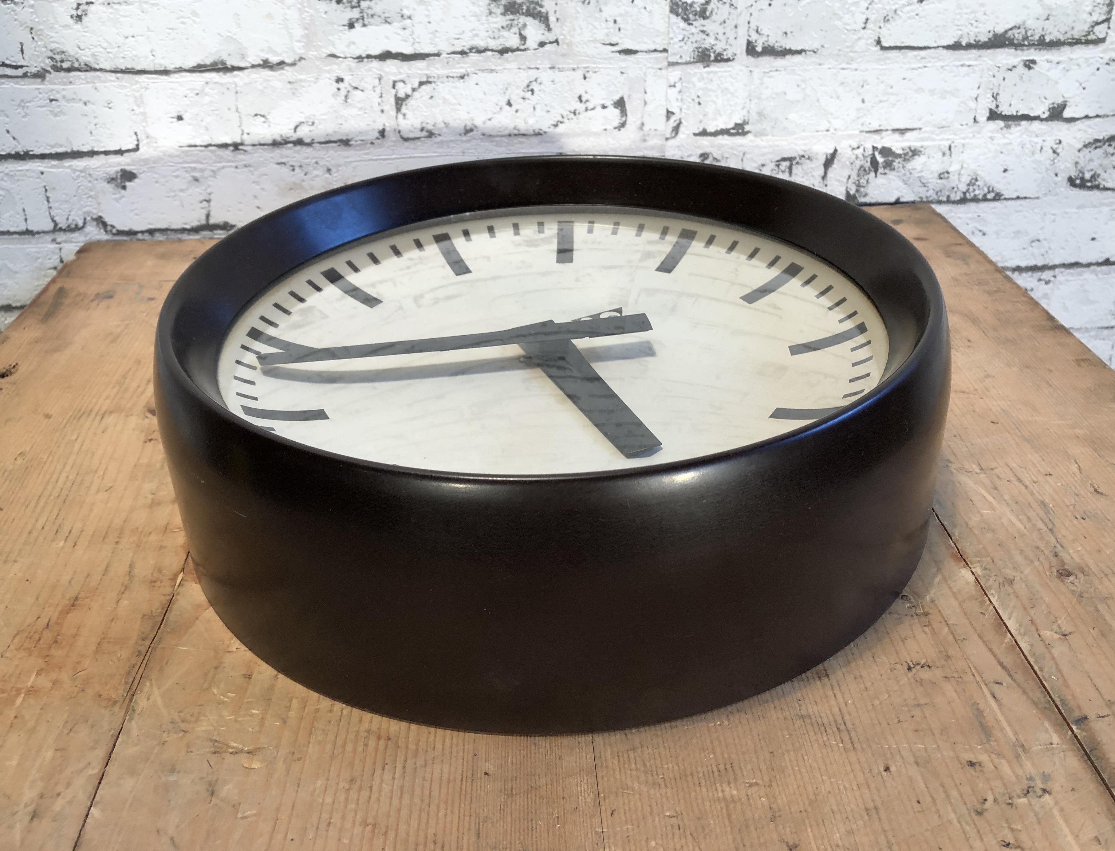 Industrial Bakelite Factory Wall Clock from Pragotron, 1960s In Good Condition In Kojetice, CZ