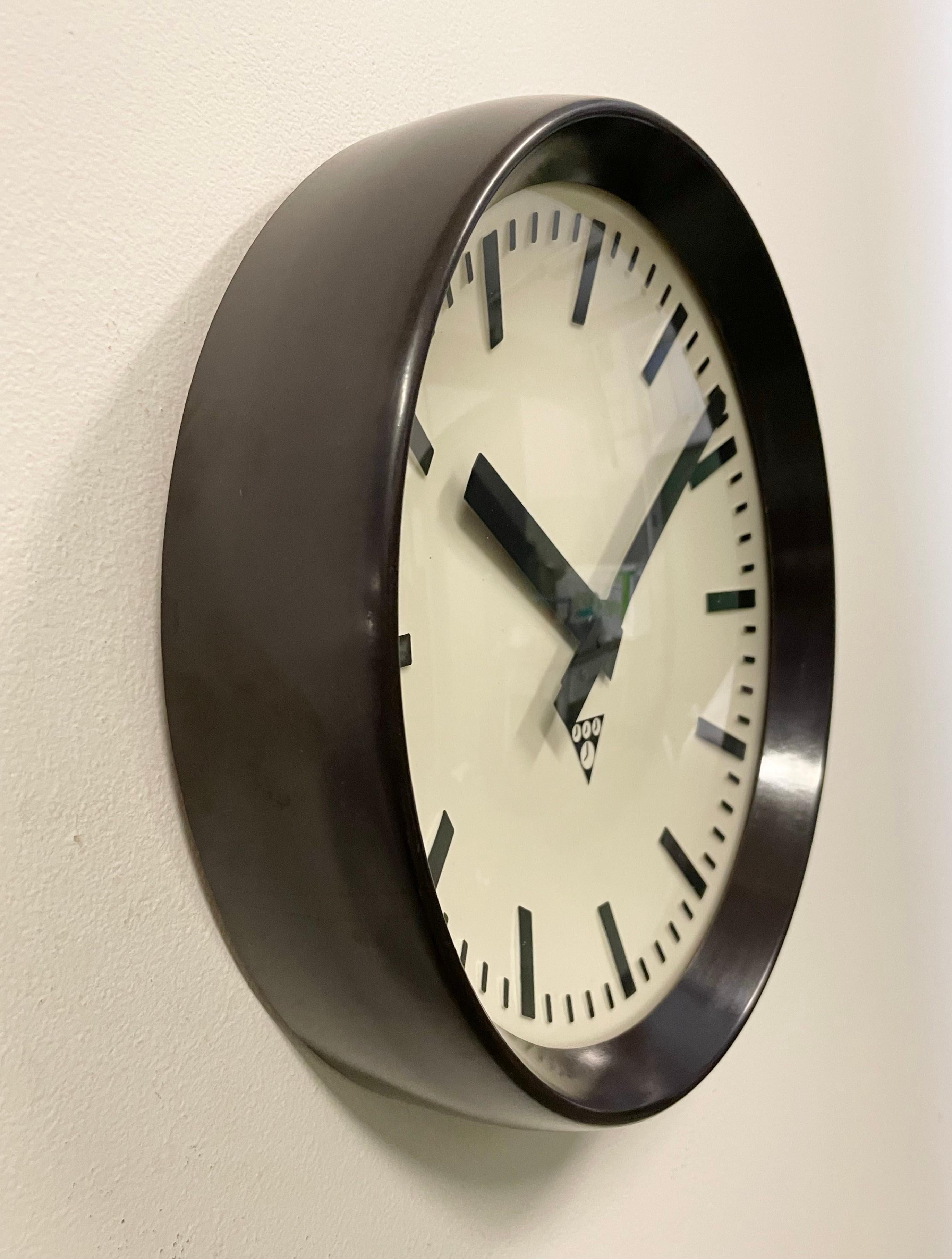 Industrial Bakelite Factory Wall Clock from Pragotron, 1960s In Good Condition In Kojetice, CZ