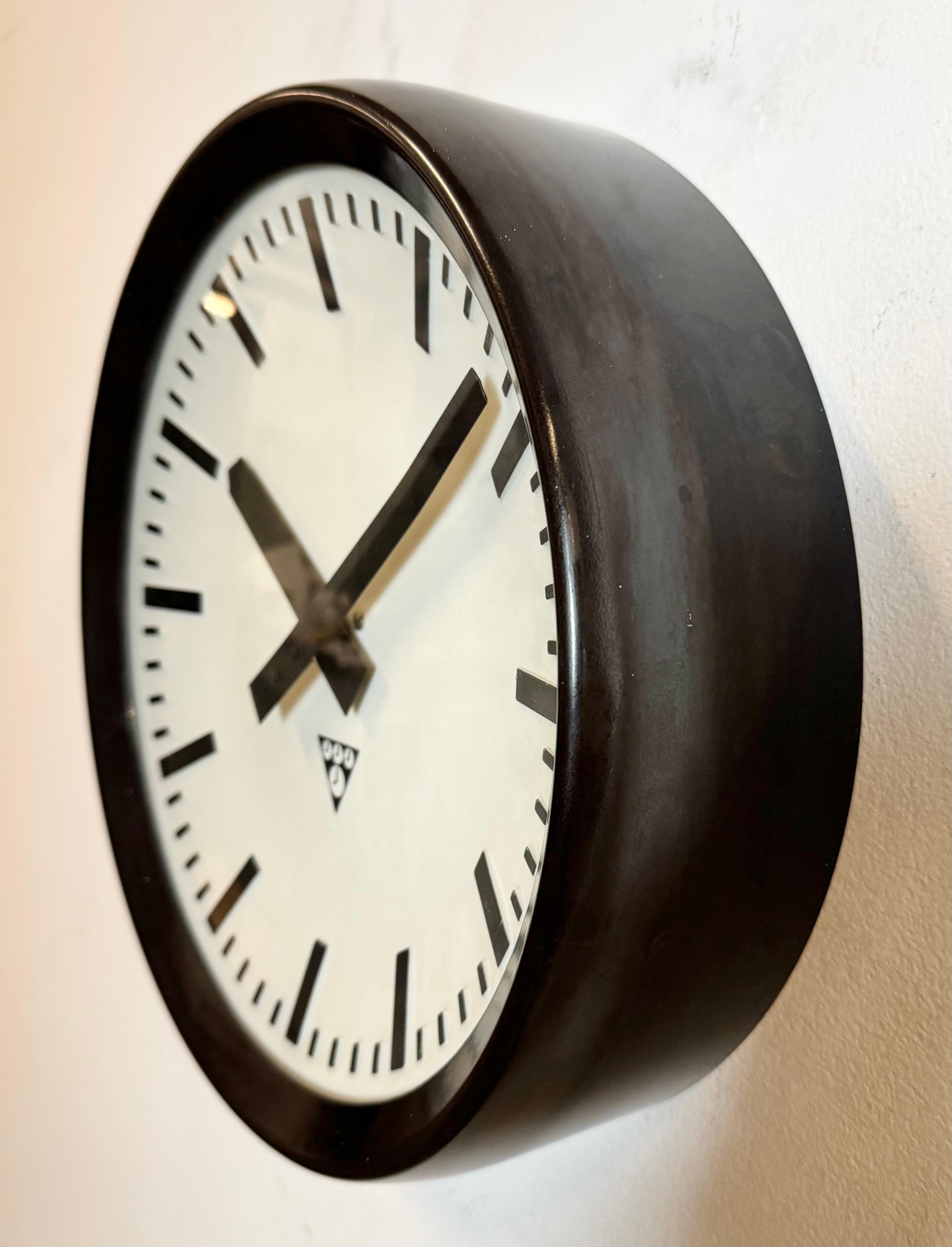 Tchèque Horloge murale d'usine industrielle en bakélite de Pragotron, années 1960 en vente