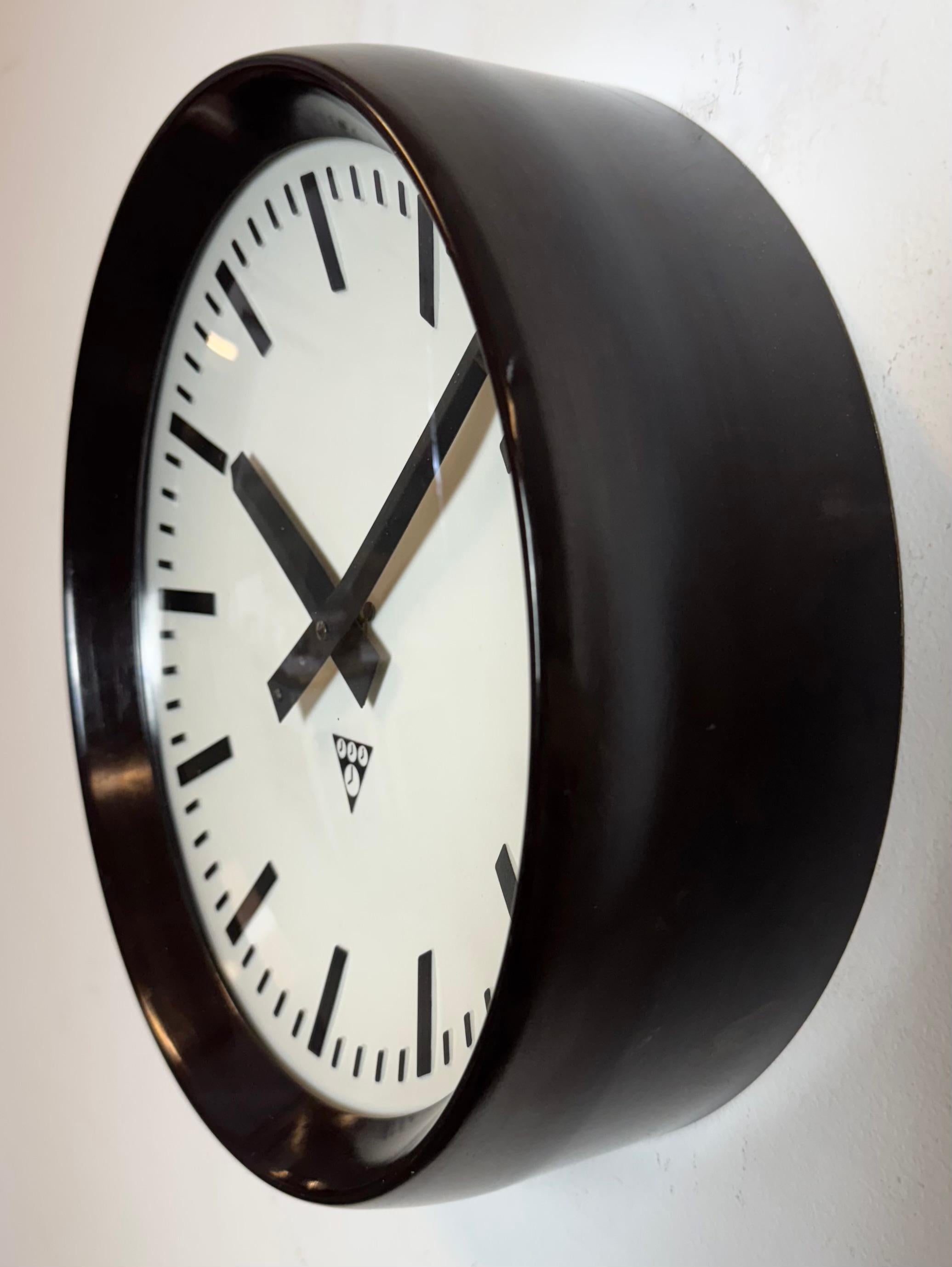 Industrial Bakelite Factory Wall Clock from Pragotron, 1960s In Good Condition For Sale In Kojetice, CZ