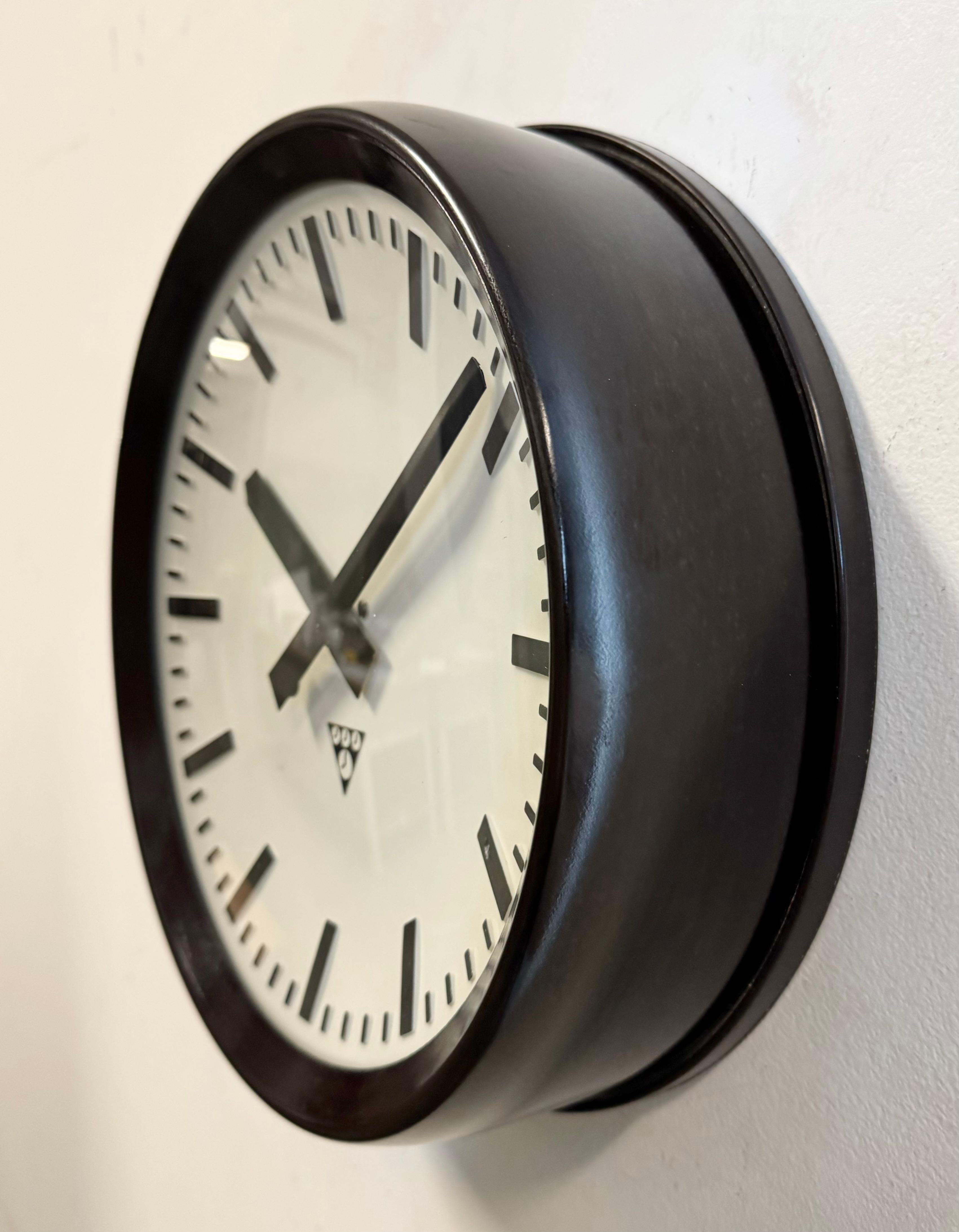 Industrial Bakelite Factory Wall Clock from Pragotron, 1960s In Good Condition For Sale In Kojetice, CZ