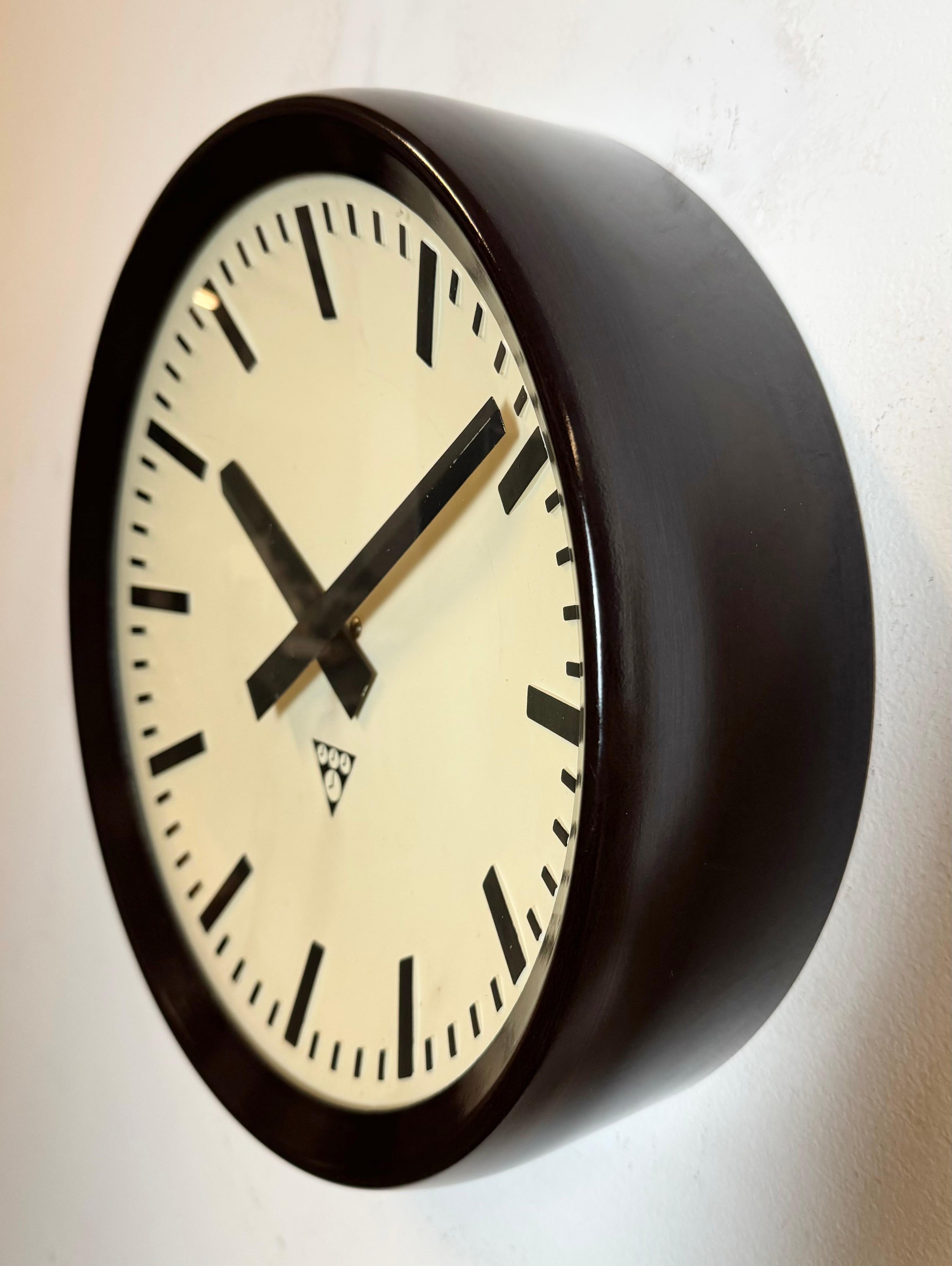 Industrial Bakelite Factory Wall Clock from Pragotron, 1960s In Good Condition For Sale In Kojetice, CZ